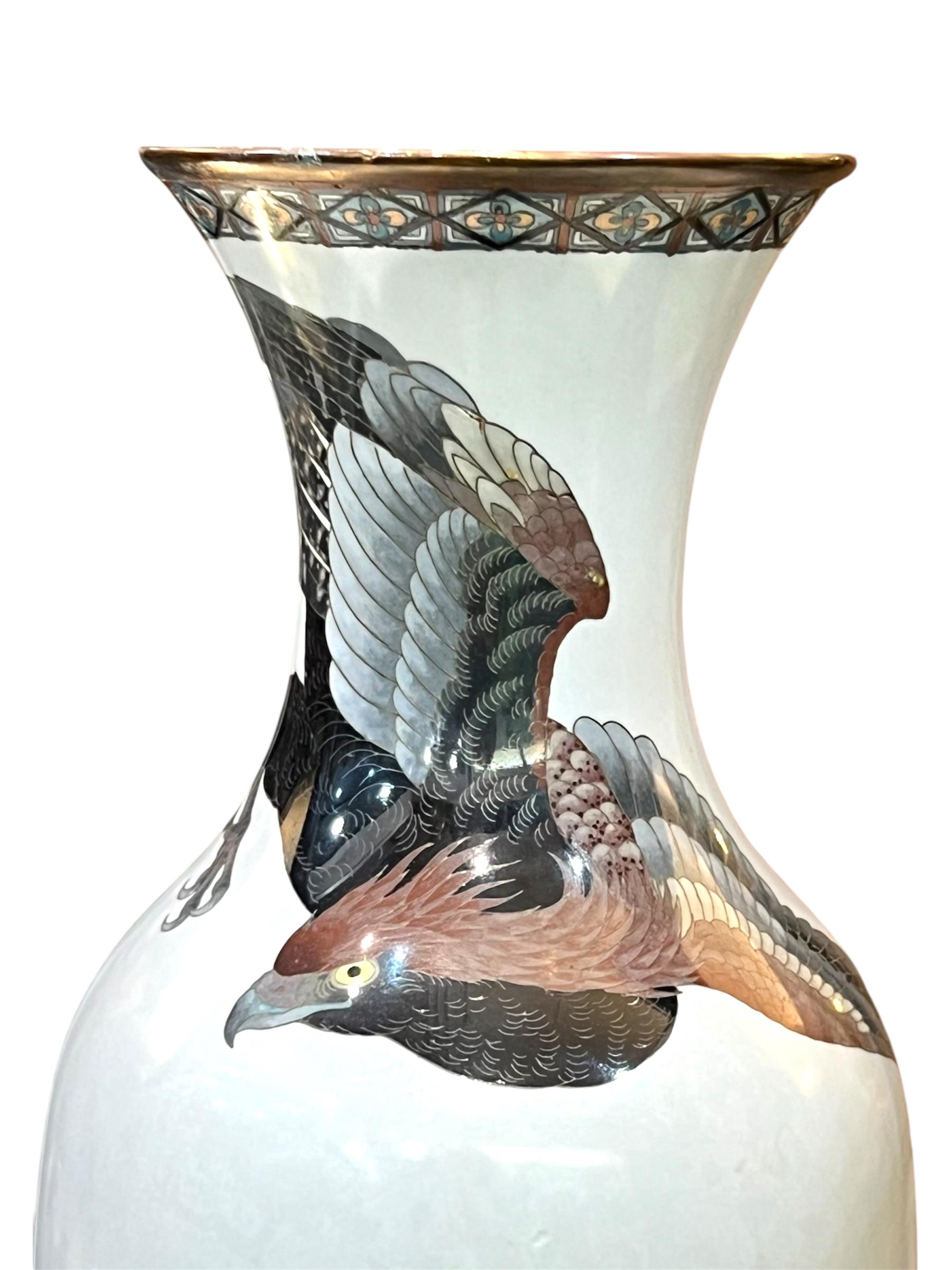 Eine große japanische Cloisonné-Emaille-Vase, Dragon&Hawk. Meiji-Ära im Angebot 1