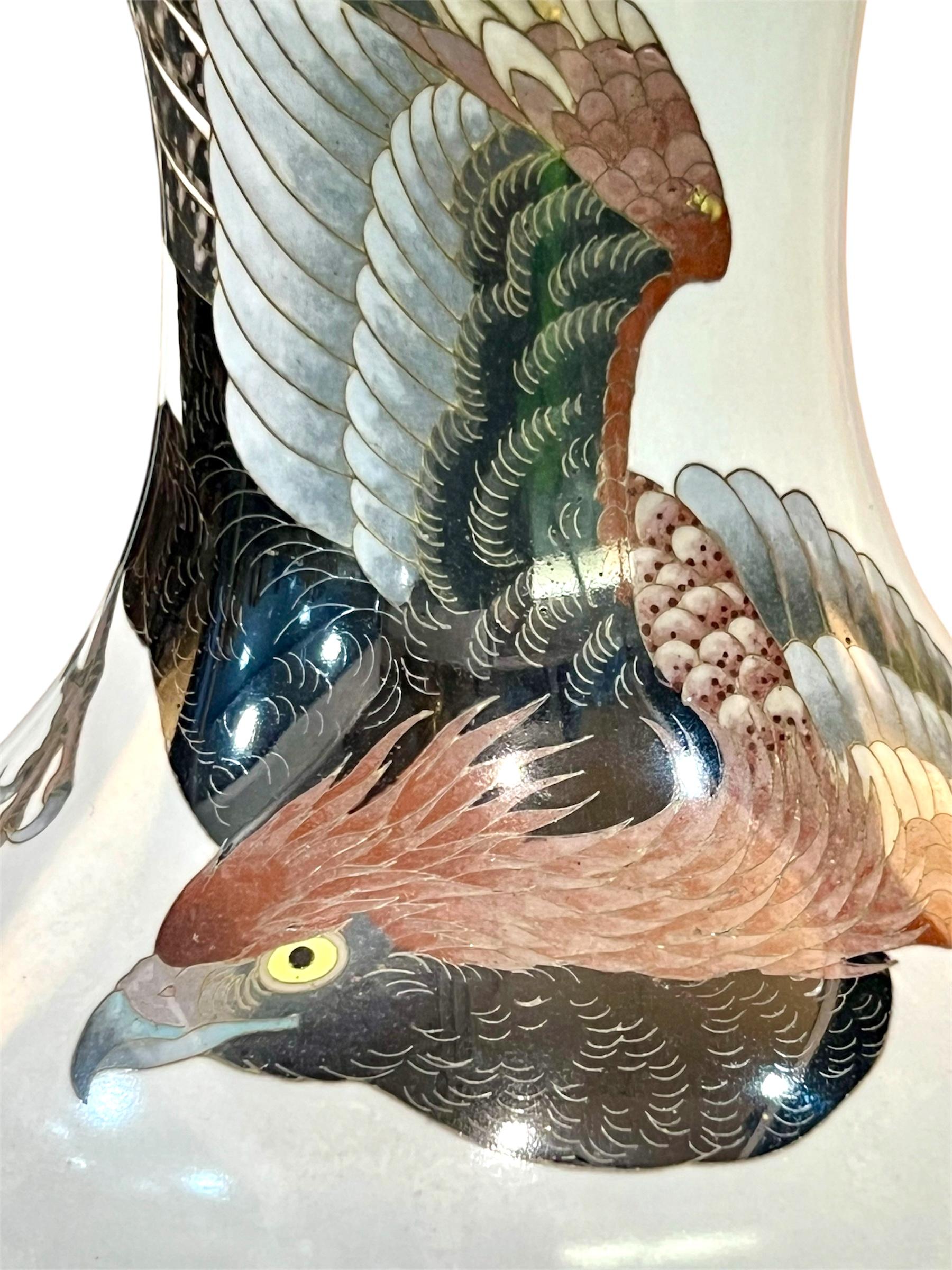 Eine große japanische Cloisonné-Emaille-Vase, Dragon&Hawk. Meiji-Ära im Angebot 2