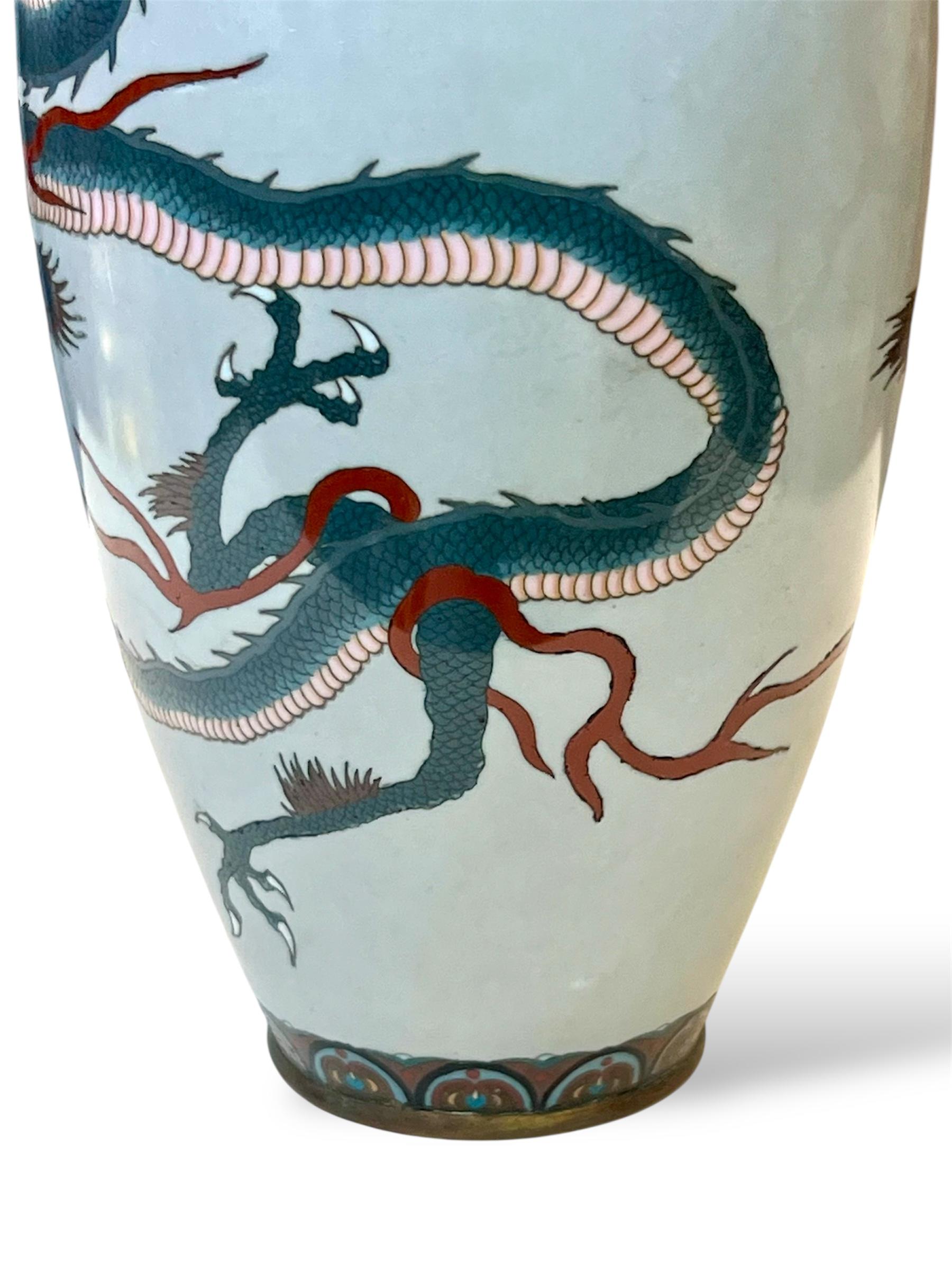 Eine große japanische Cloisonné-Emaille-Vase, Dragon&Hawk. Meiji-Ära im Angebot 3