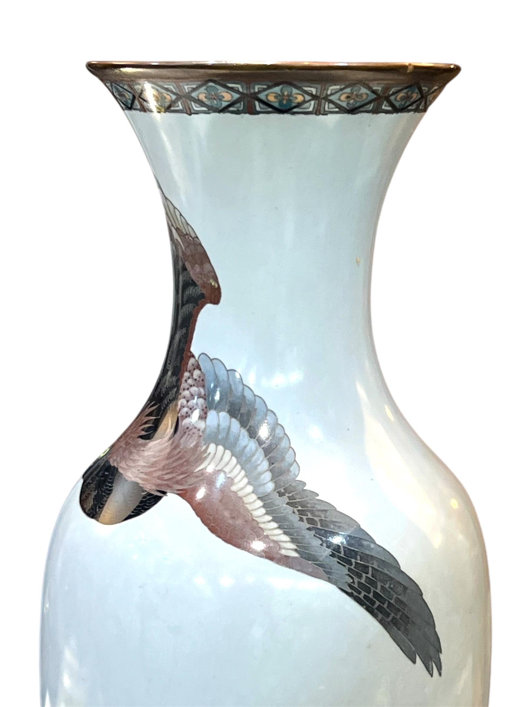 Eine große japanische Cloisonné-Emaille-Vase, Dragon&Hawk. Meiji-Ära im Angebot 4