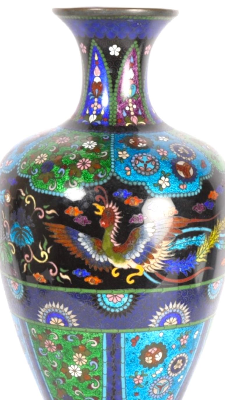 Gran jarrón balaustre japonés Ginbari de cloisonné . Periodo Meiji. Esmalte en venta