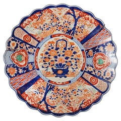 Un grande piatto da portata giapponese Imari
