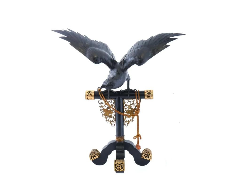 A Large Japanese Meiji Bronze Eagle with Bronze Tokugawa Mon Base In Good Condition For Sale In New York, NY