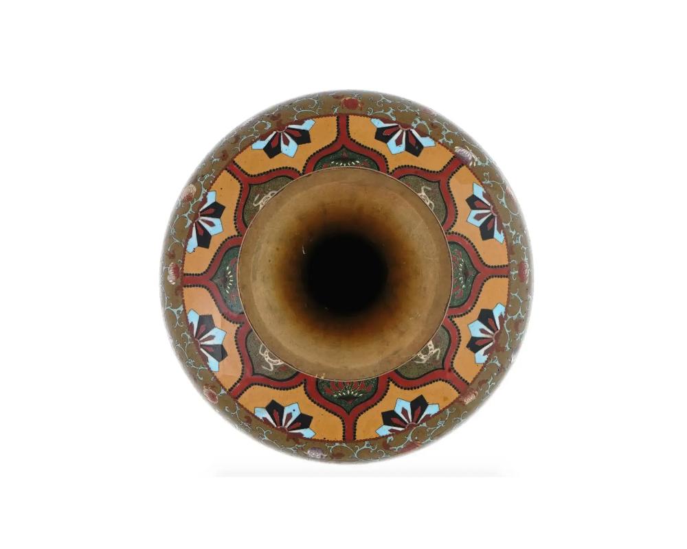 Giapponese Un grande vaso giapponese Meiji in smalto cloisonne con uccelli del paradiso in vendita