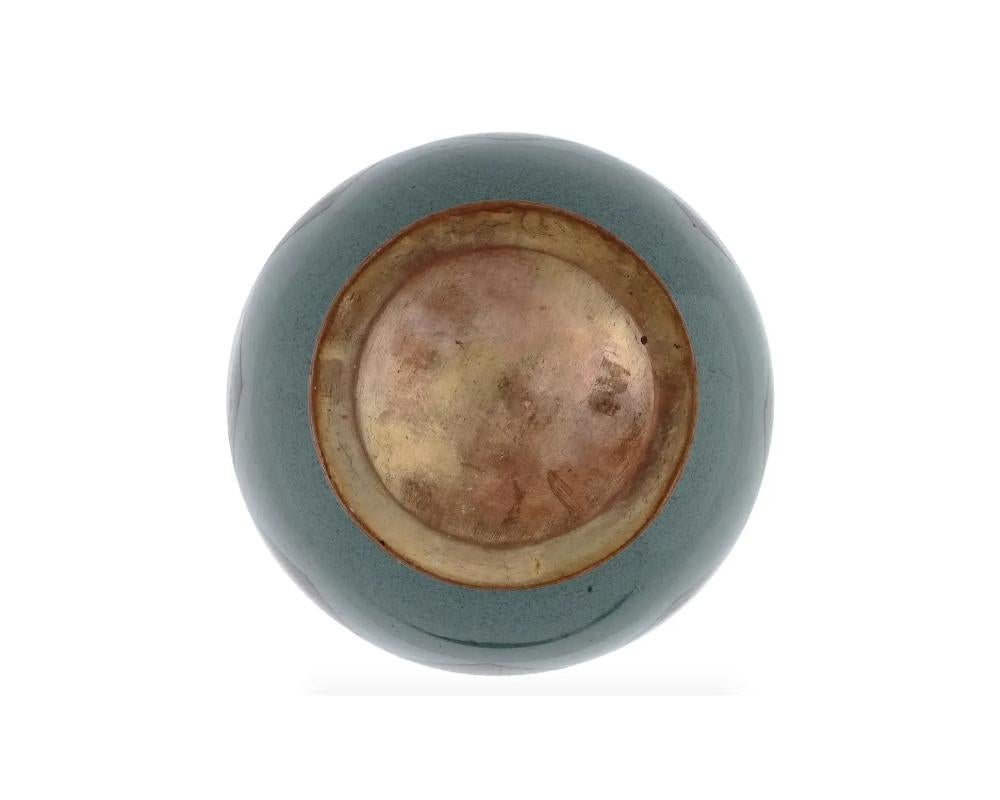 Cloisonné Un grande vaso giapponese Meiji in smalto cloisonne con uccelli del paradiso in vendita