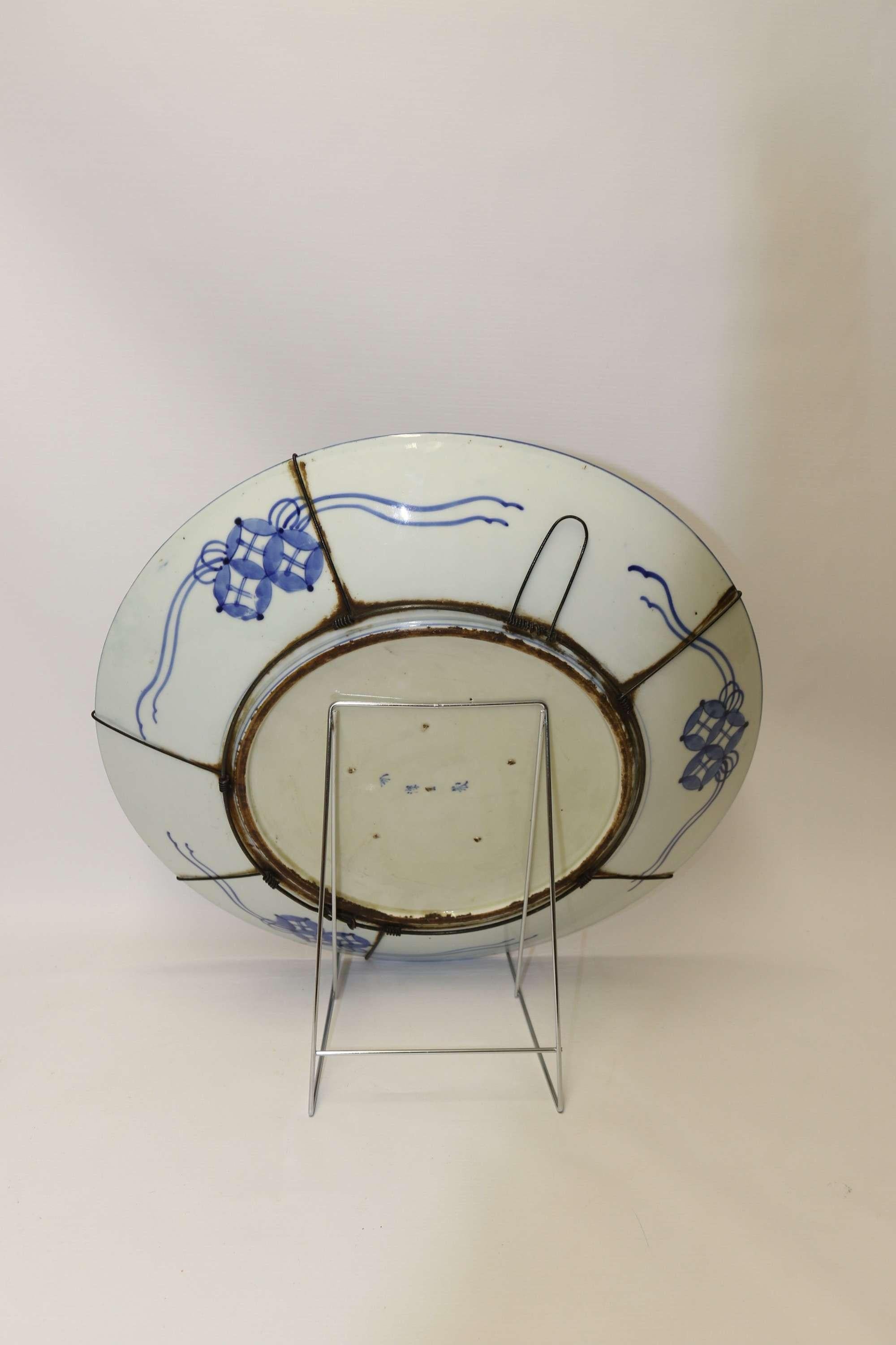 A Large Japanese Meiji Period Porcelain Charger, Circa 1890 In Good Condition For Sale In Central England, GB