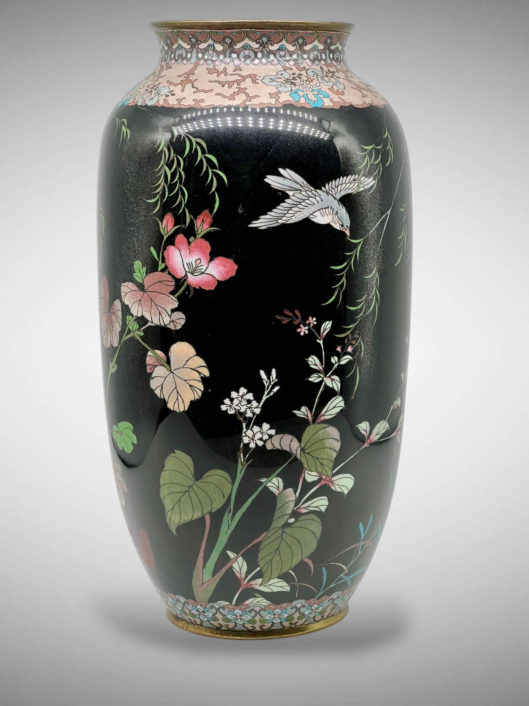 Grand vase en émail cloisonné noir de jais de la période Meiji en vente 4
