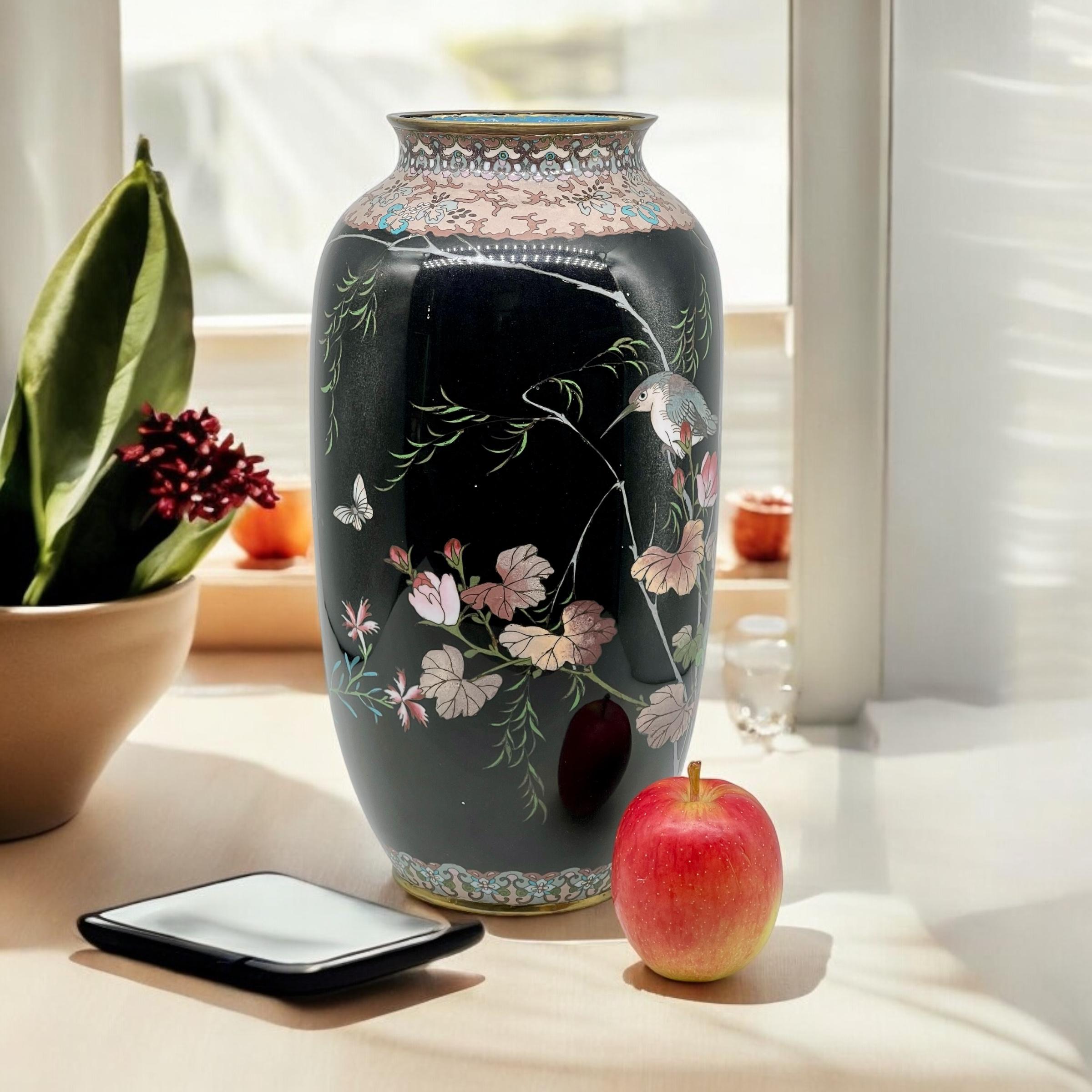 Grand vase en émail cloisonné noir de jais de la période Meiji en vente 9
