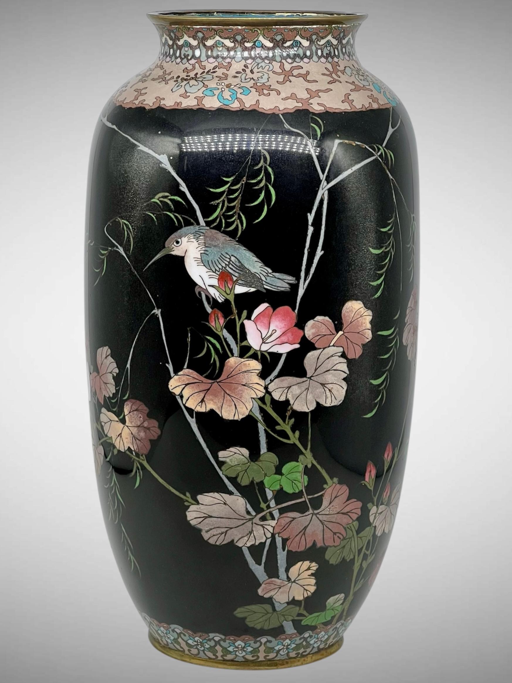 Grand vase en émail cloisonné noir de jais de la période Meiji


Élégant vase japonais cloisonné de la période Meiji, de forme ovoïde avec un col légèrement évasé, finement décoré sur un riche fond noir. Le corps présente un magnifique motif