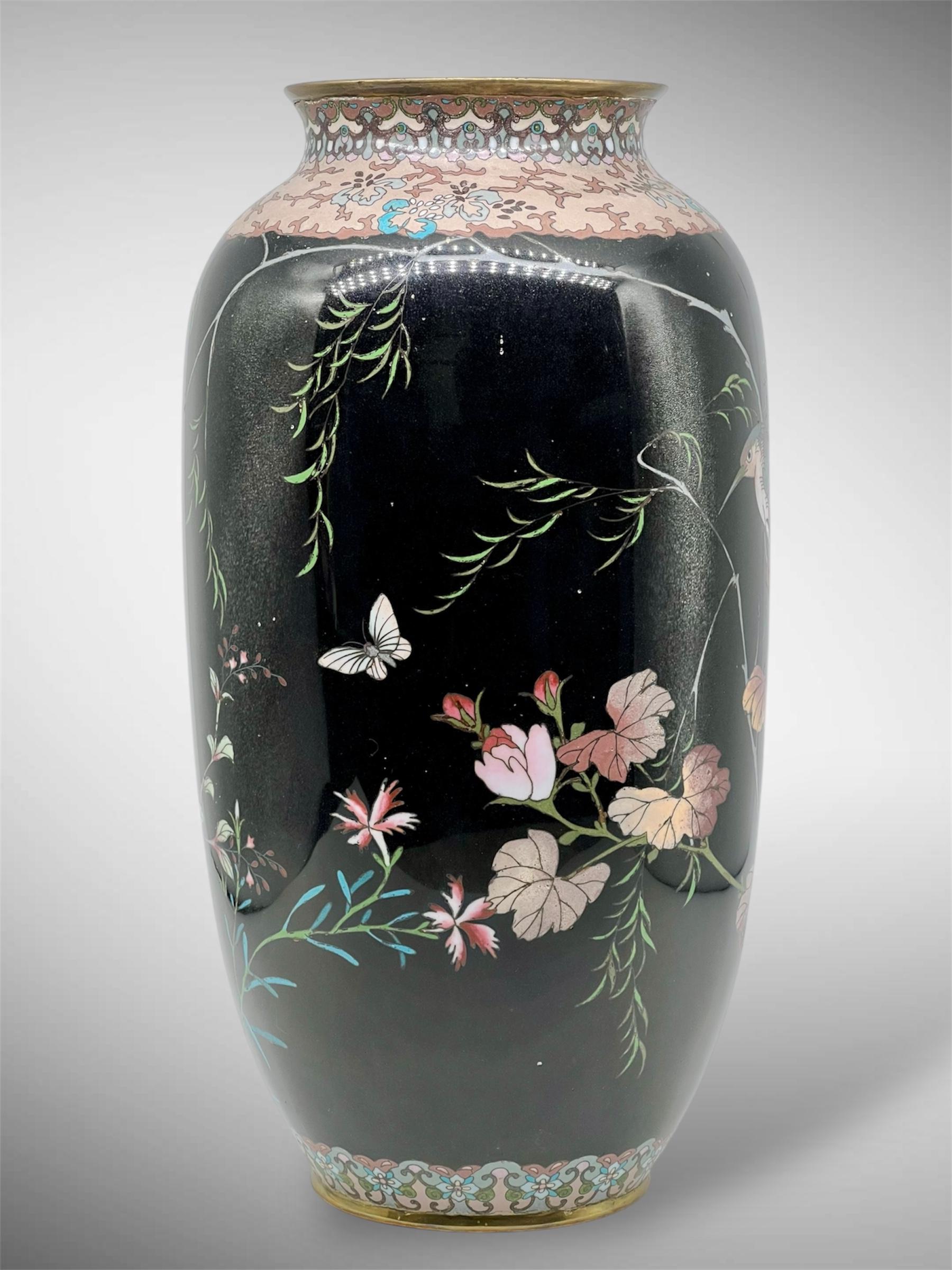 Japonais Grand vase en émail cloisonné noir de jais de la période Meiji en vente