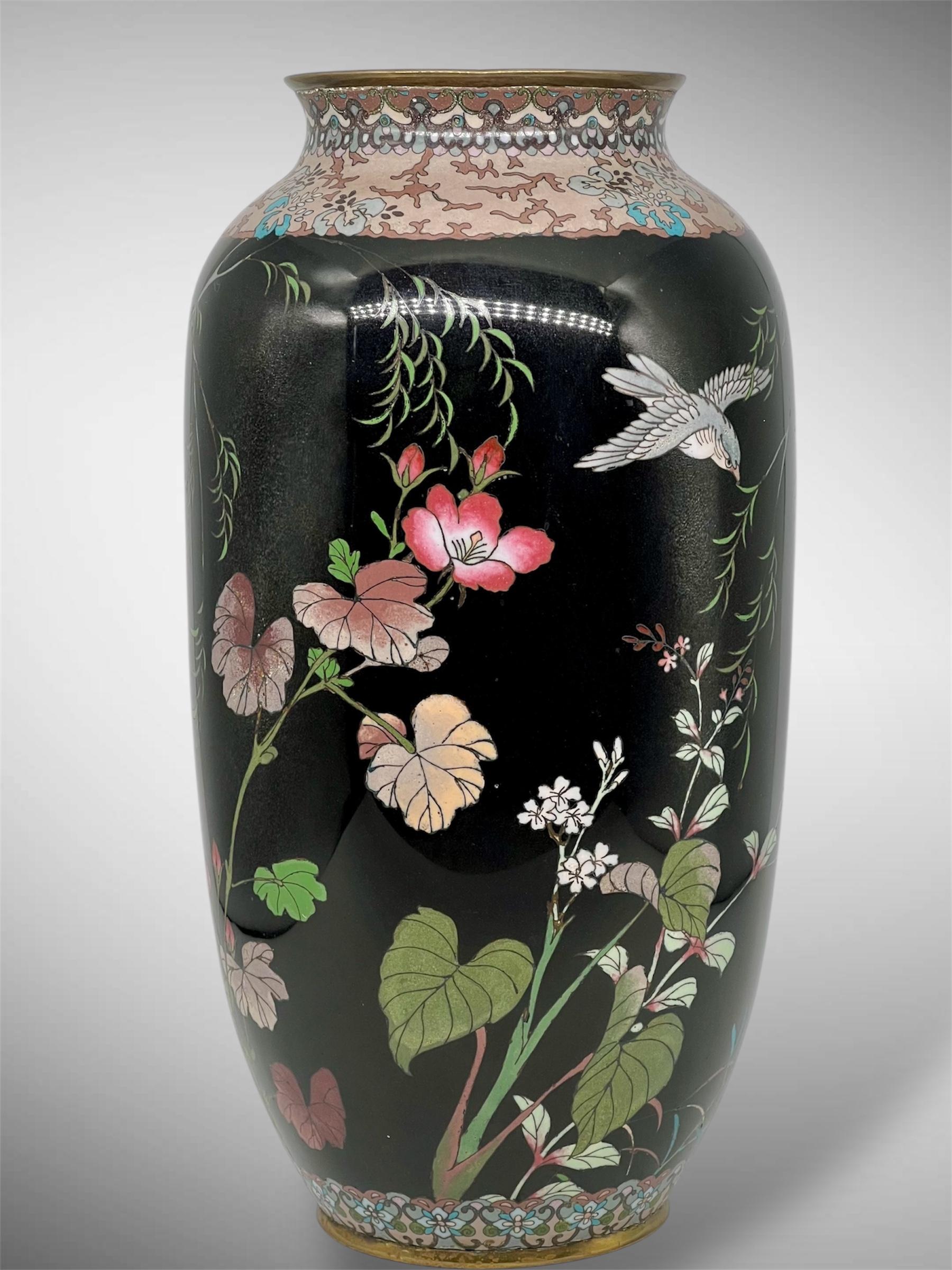Cloisonné Grand vase en émail cloisonné noir de jais de la période Meiji en vente