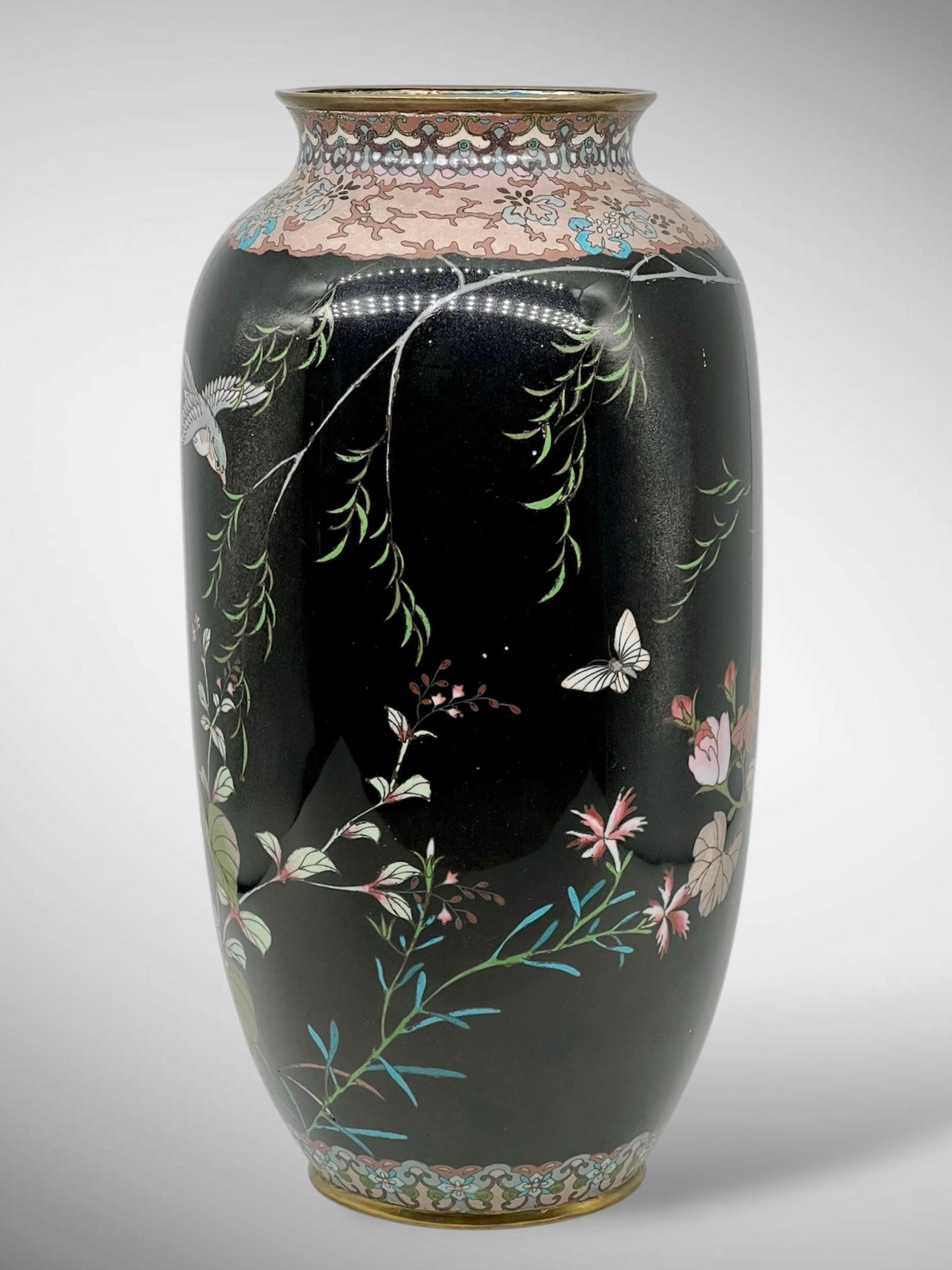 Grand vase en émail cloisonné noir de jais de la période Meiji Bon état - En vente à London, GB