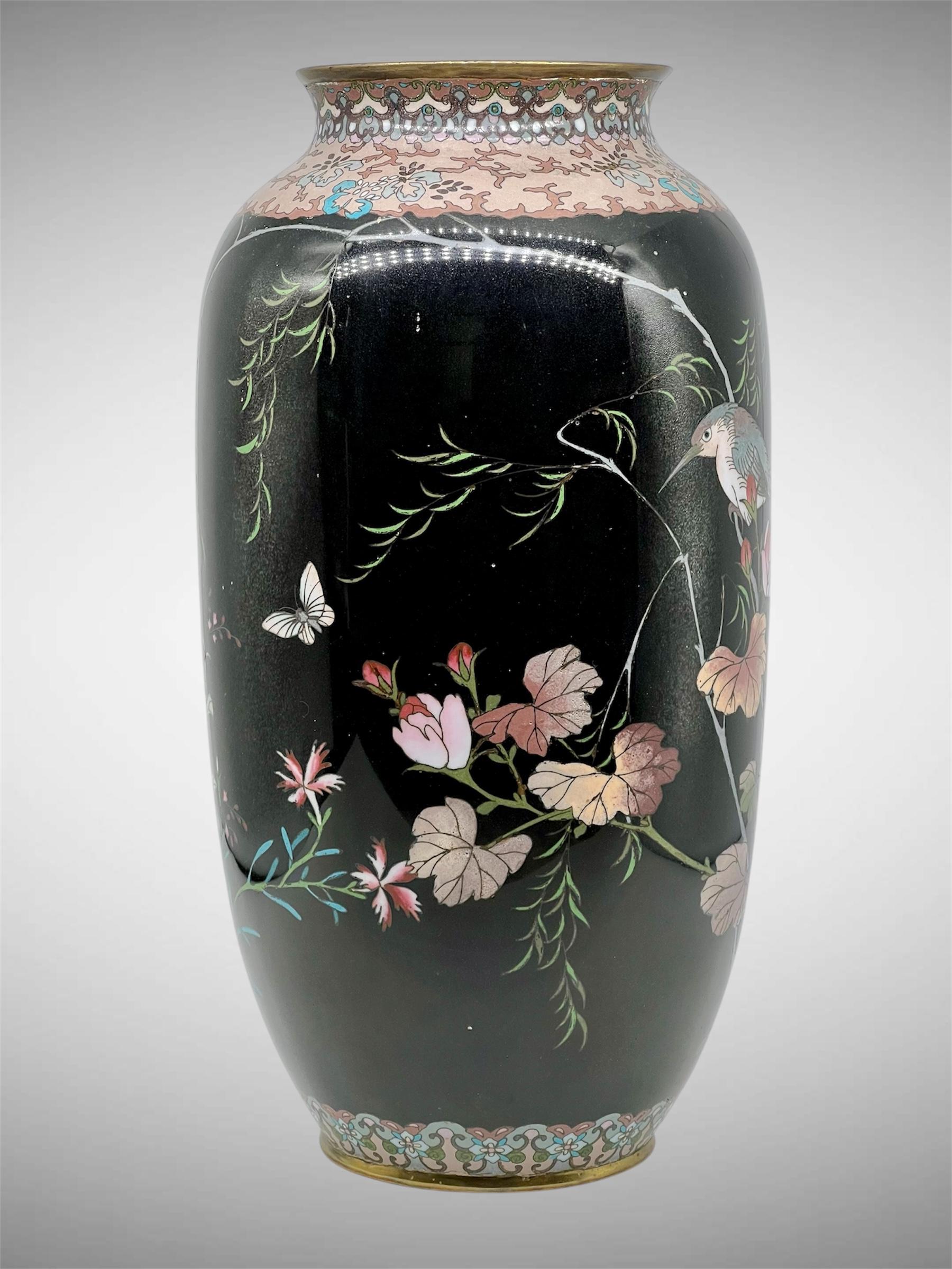 XIXe siècle Grand vase en émail cloisonné noir de jais de la période Meiji en vente