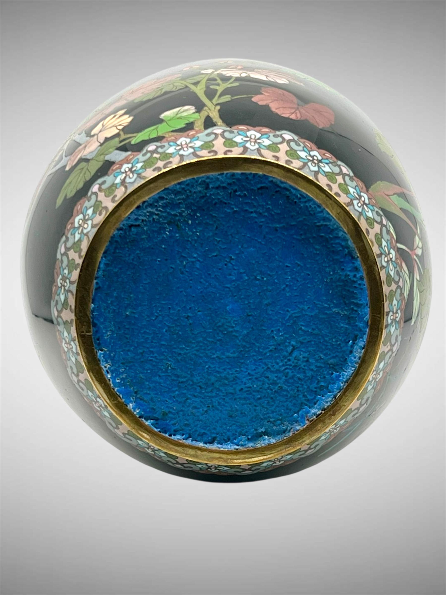 Émail Grand vase en émail cloisonné noir de jais de la période Meiji en vente