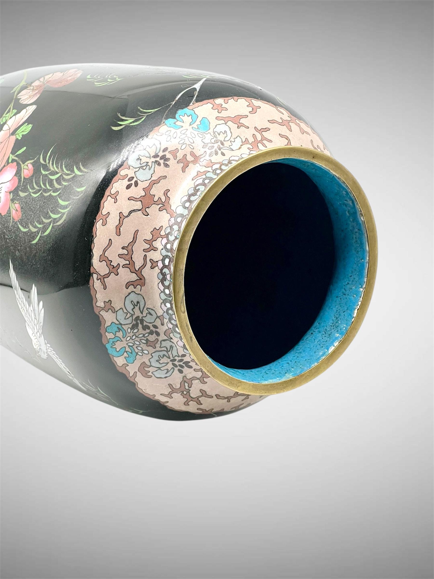 Grand vase en émail cloisonné noir de jais de la période Meiji en vente 1