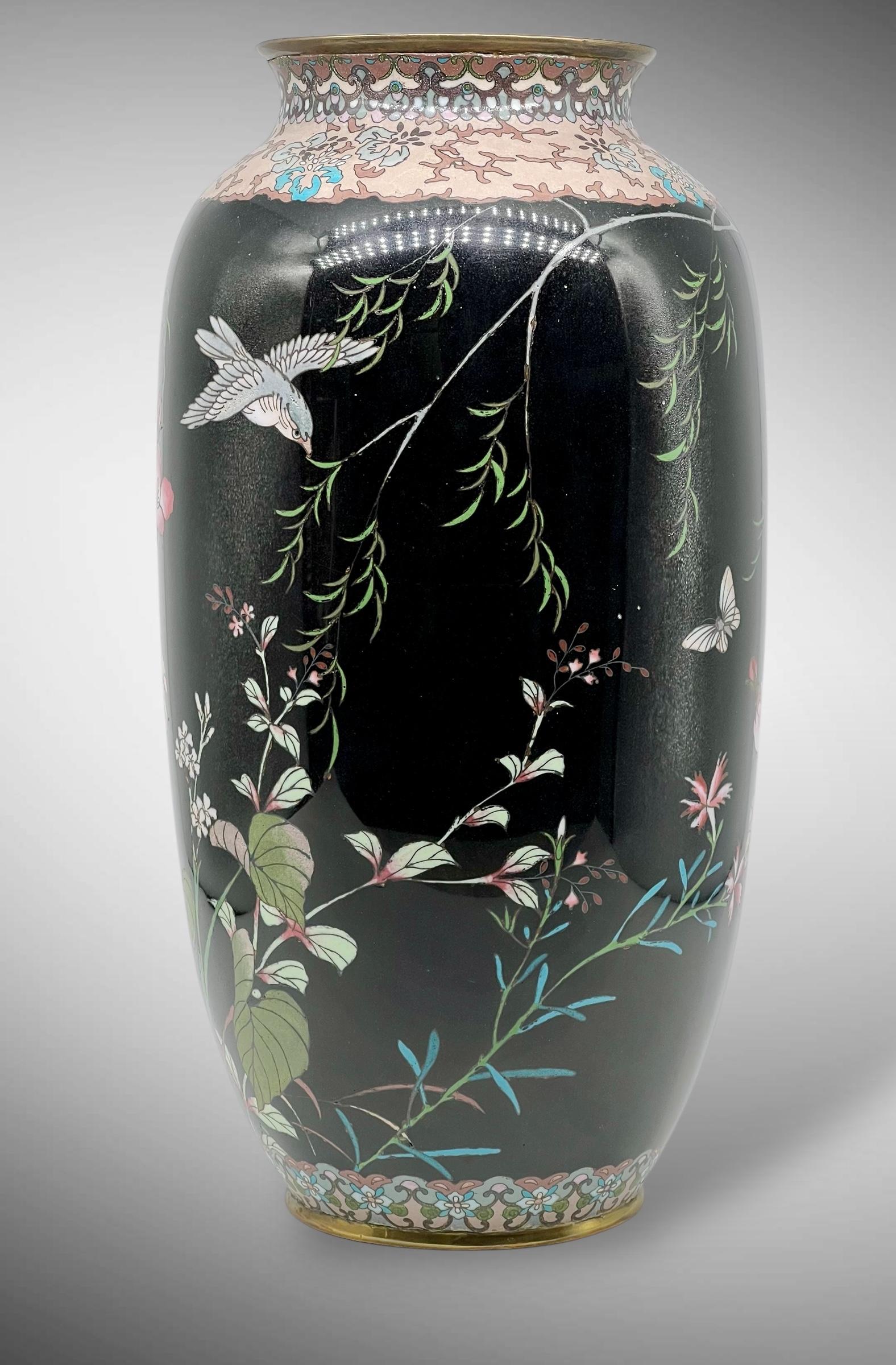 Grand vase en émail cloisonné noir de jais de la période Meiji en vente 2