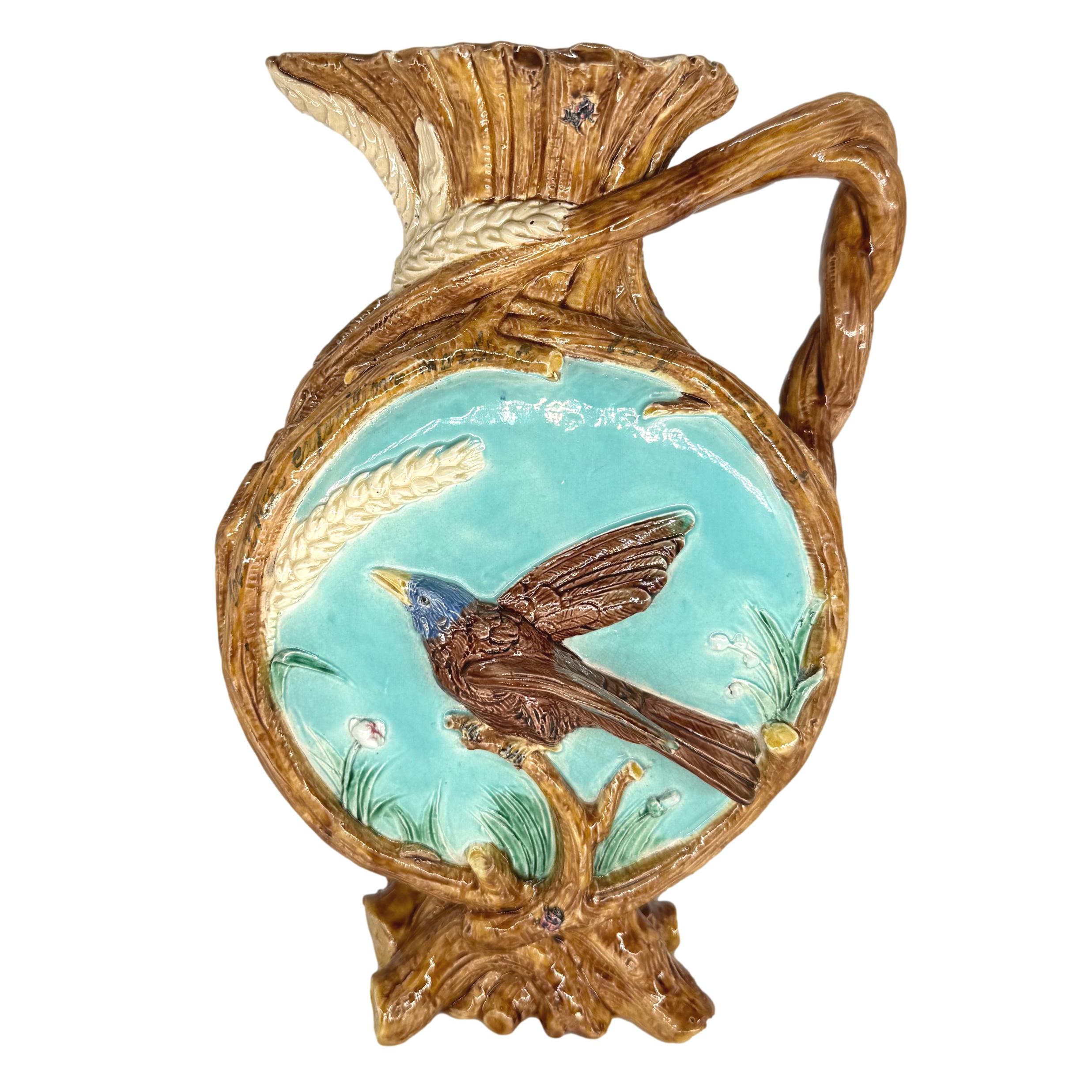 Großer Holdcroft Rustic Pitcher mit applizierten Vögeln auf beiden Seiten und reliefierten Weizengarben mit Zweigen und Ästen, mit ineinandergreifendem Astgriff, englisch, um 1875.

LITERATUR:
Susan Weber et al., MAJOLICA MANIA: Transatlantic