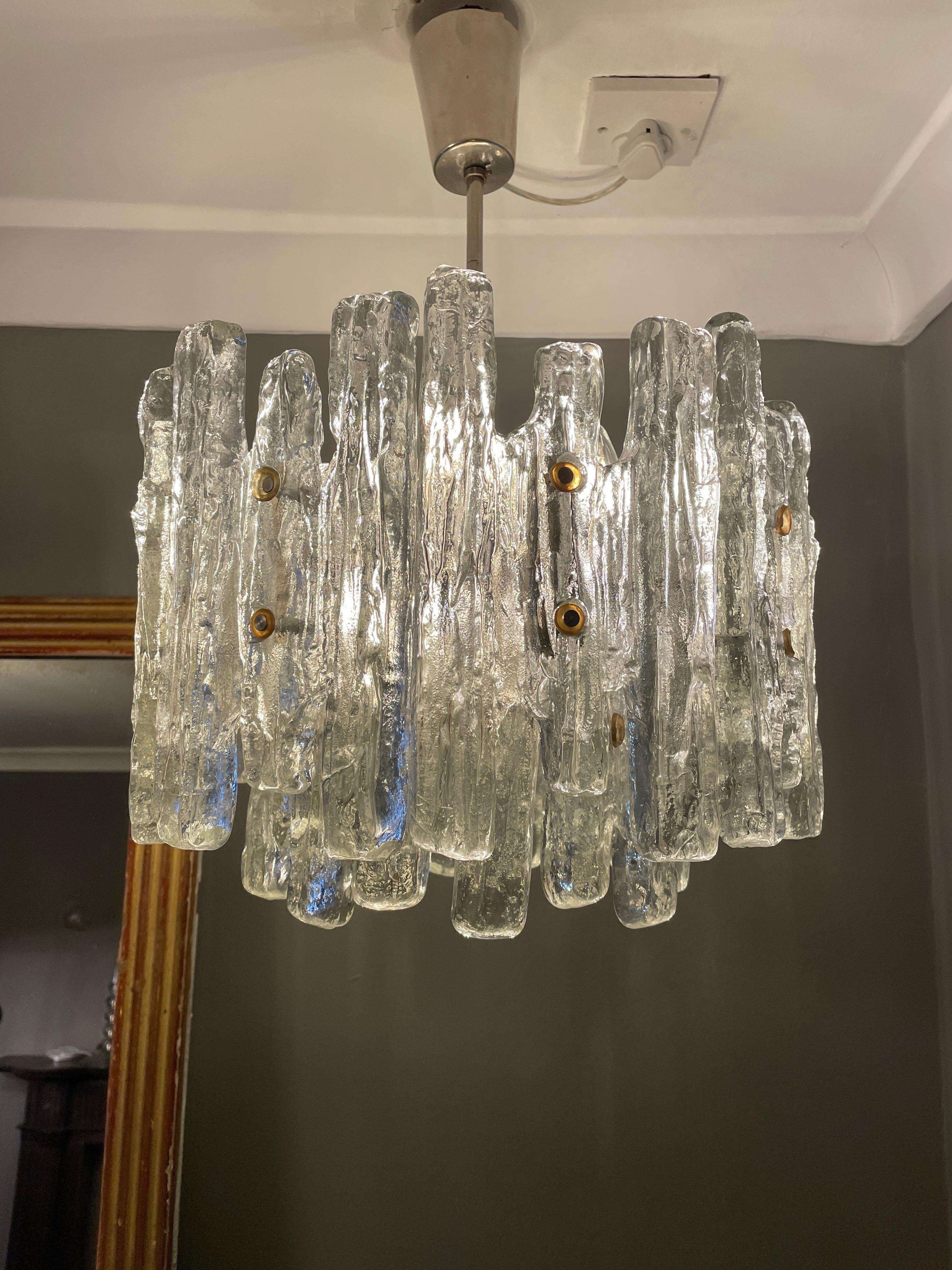 A two tier, eight light 