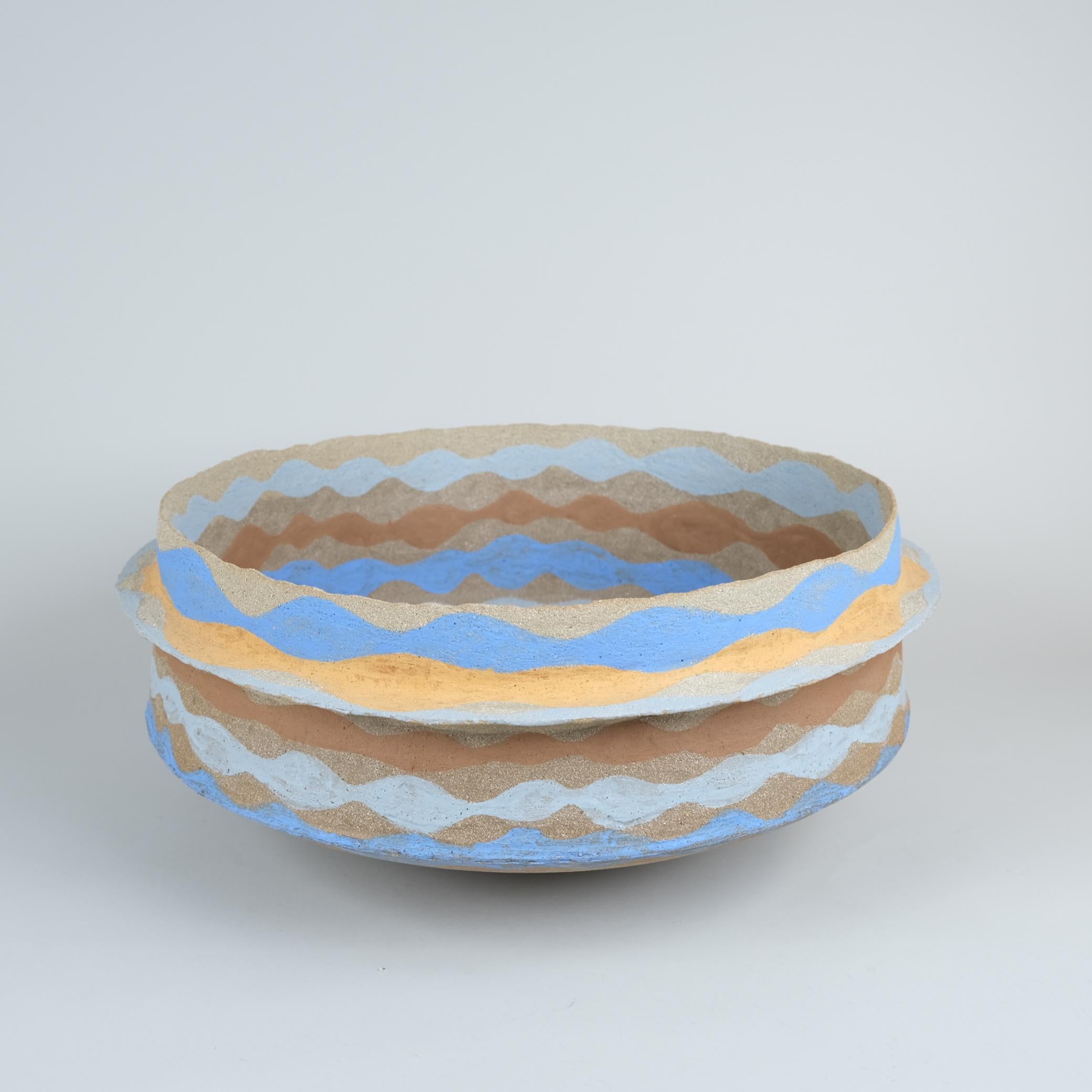 Moderno Una grande ciotola artistica in ceramica di Kati Tuominen-Niittylä, blu e gialla, serie Marocco 2 in vendita