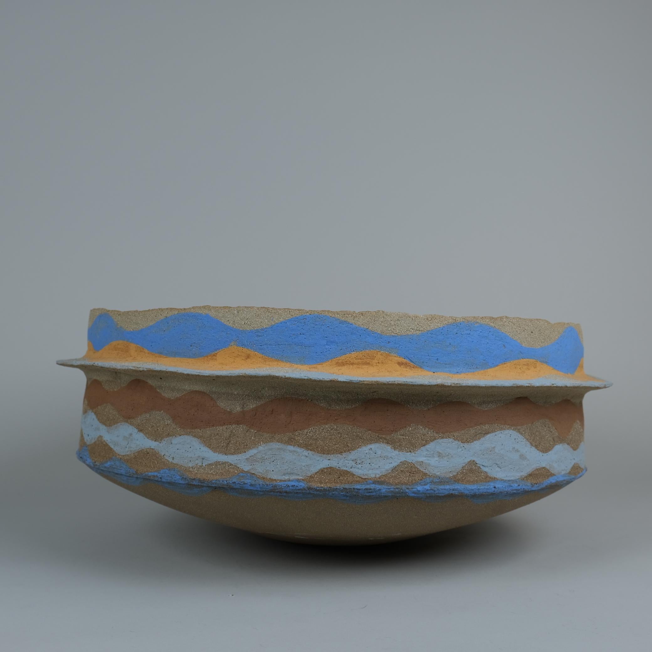 Finlandese Una grande ciotola artistica in ceramica di Kati Tuominen-Niittylä, blu e gialla, serie Marocco 2 in vendita