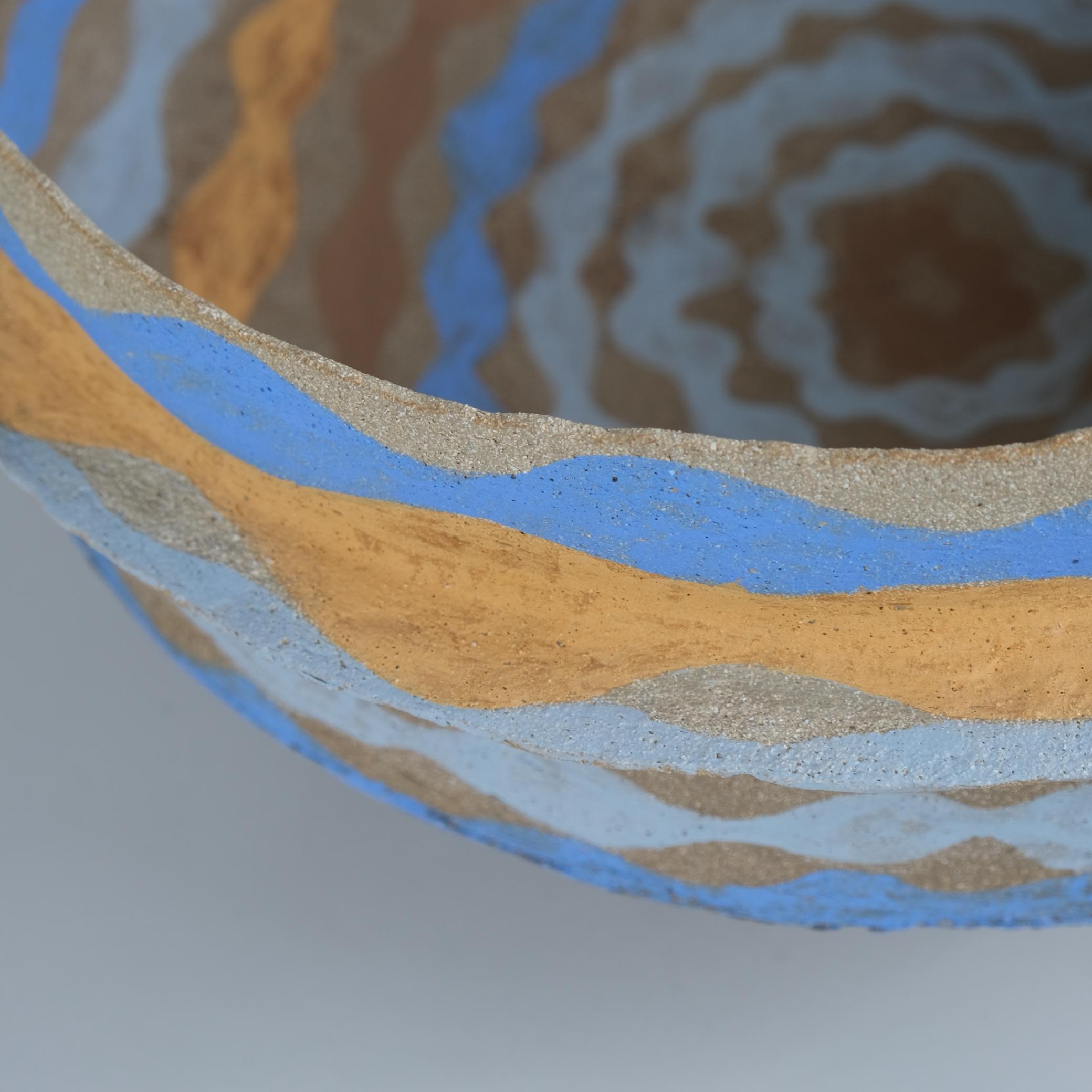 Ceramica Una grande ciotola artistica in ceramica di Kati Tuominen-Niittylä, blu e gialla, serie Marocco 2 in vendita