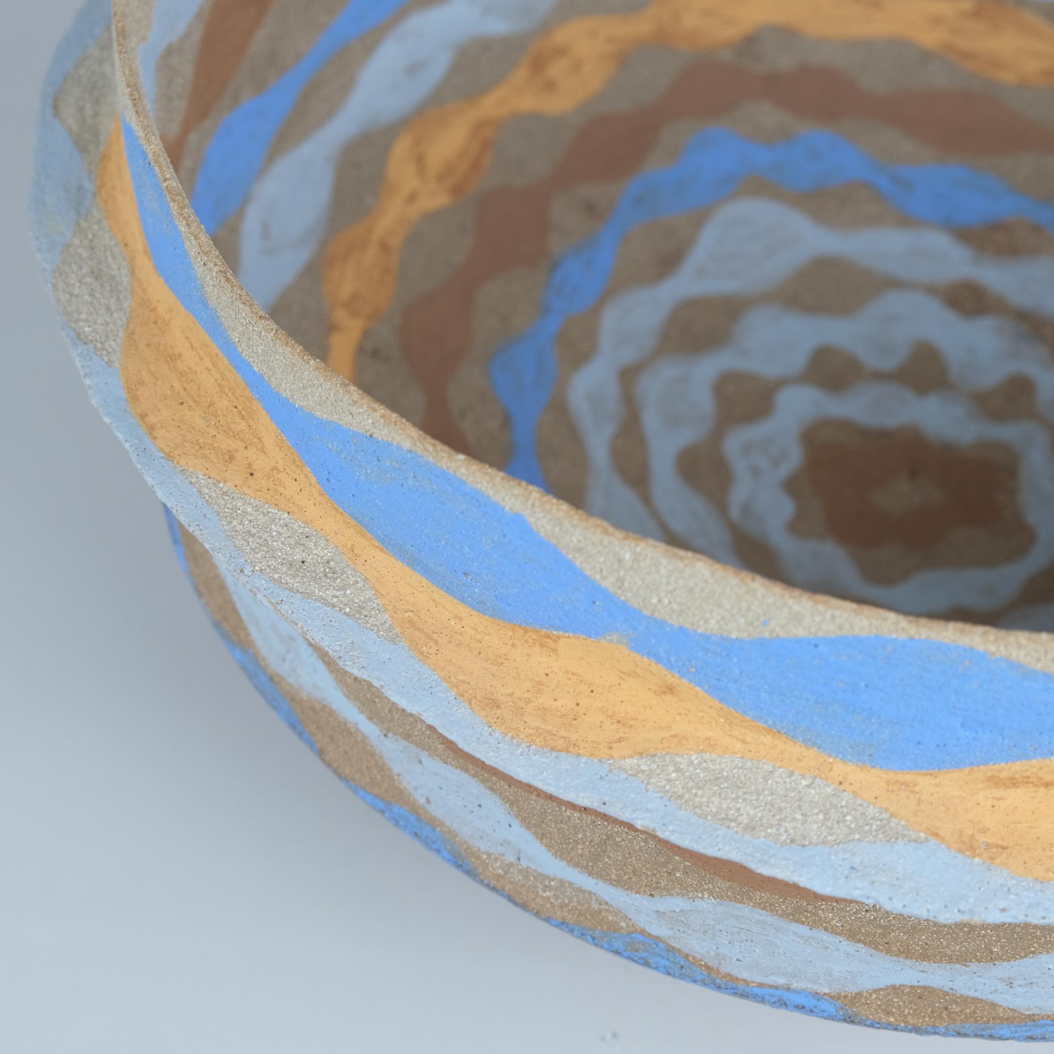 Una grande ciotola artistica in ceramica di Kati Tuominen-Niittylä, blu e gialla, serie Marocco 2 In condizioni ottime in vendita a Helsinki, FI