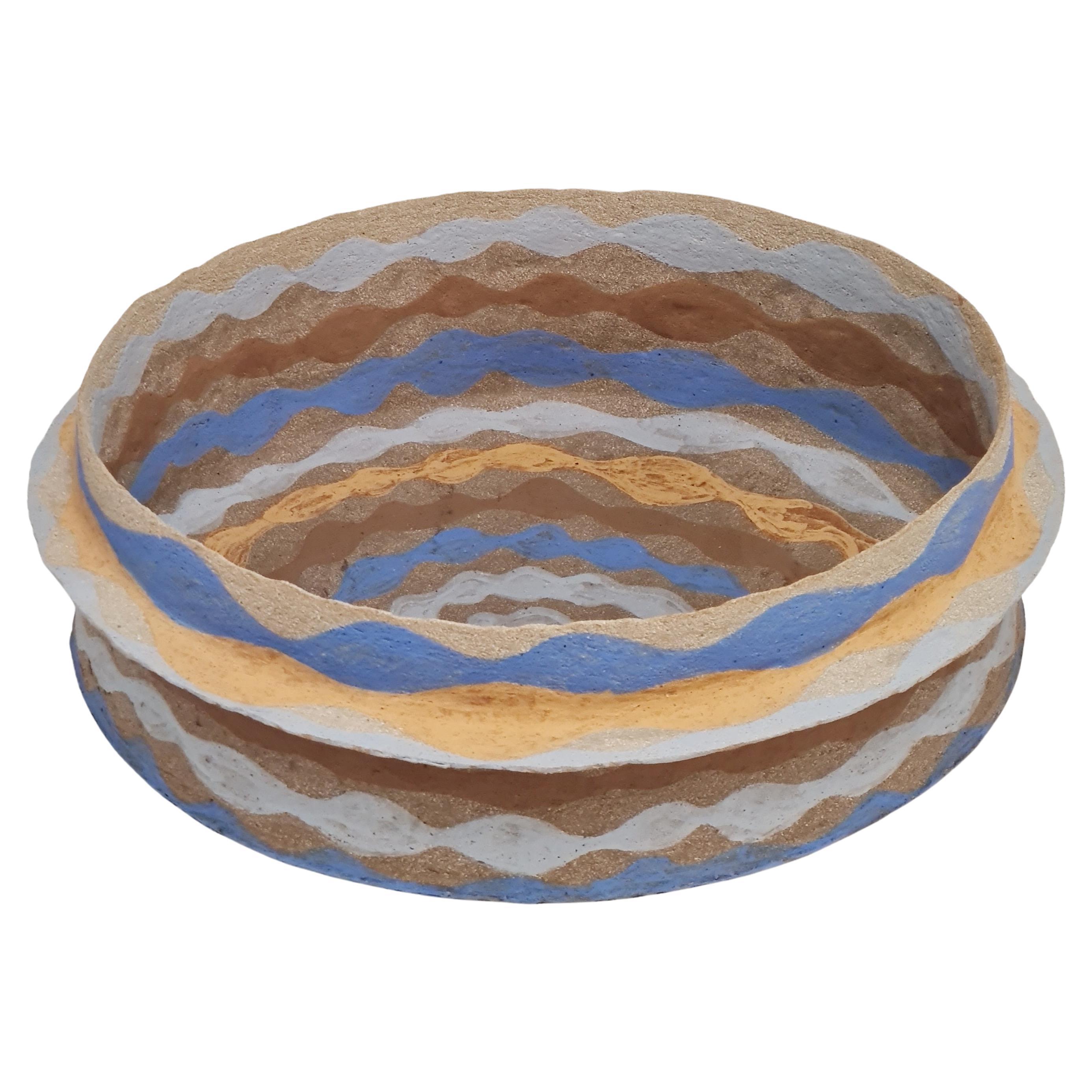 Una grande ciotola artistica in ceramica di Kati Tuominen-Niittylä, blu e gialla, serie Marocco 2