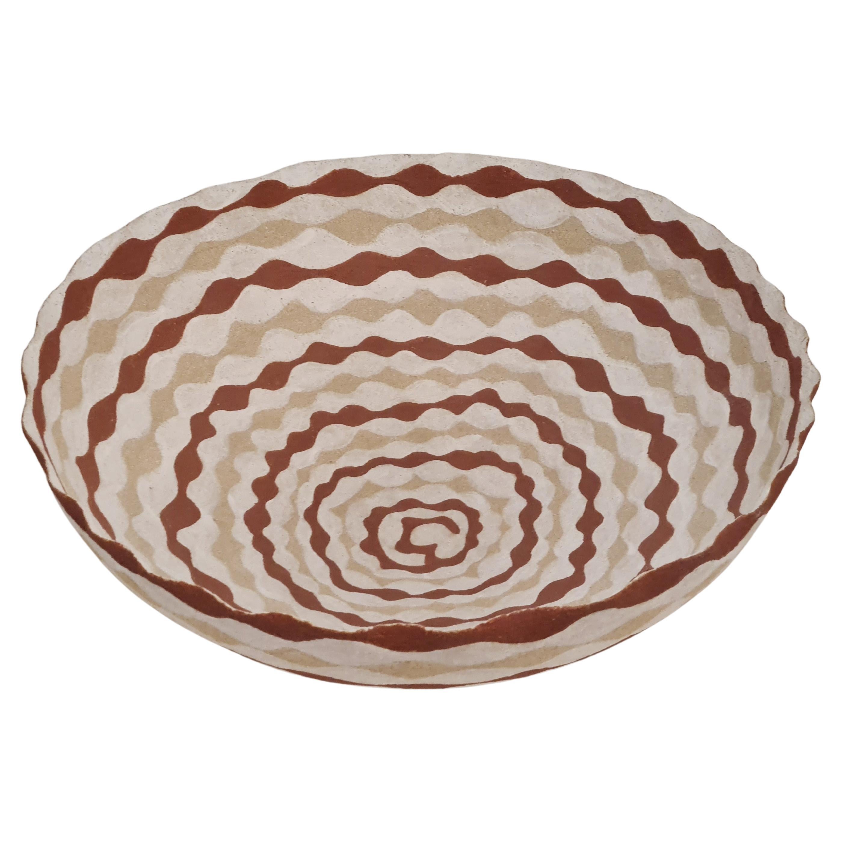 Un grande piatto d'arte in ceramica di Kati Tuominen-Niittylä, Morocco Series 3, toni terrosi