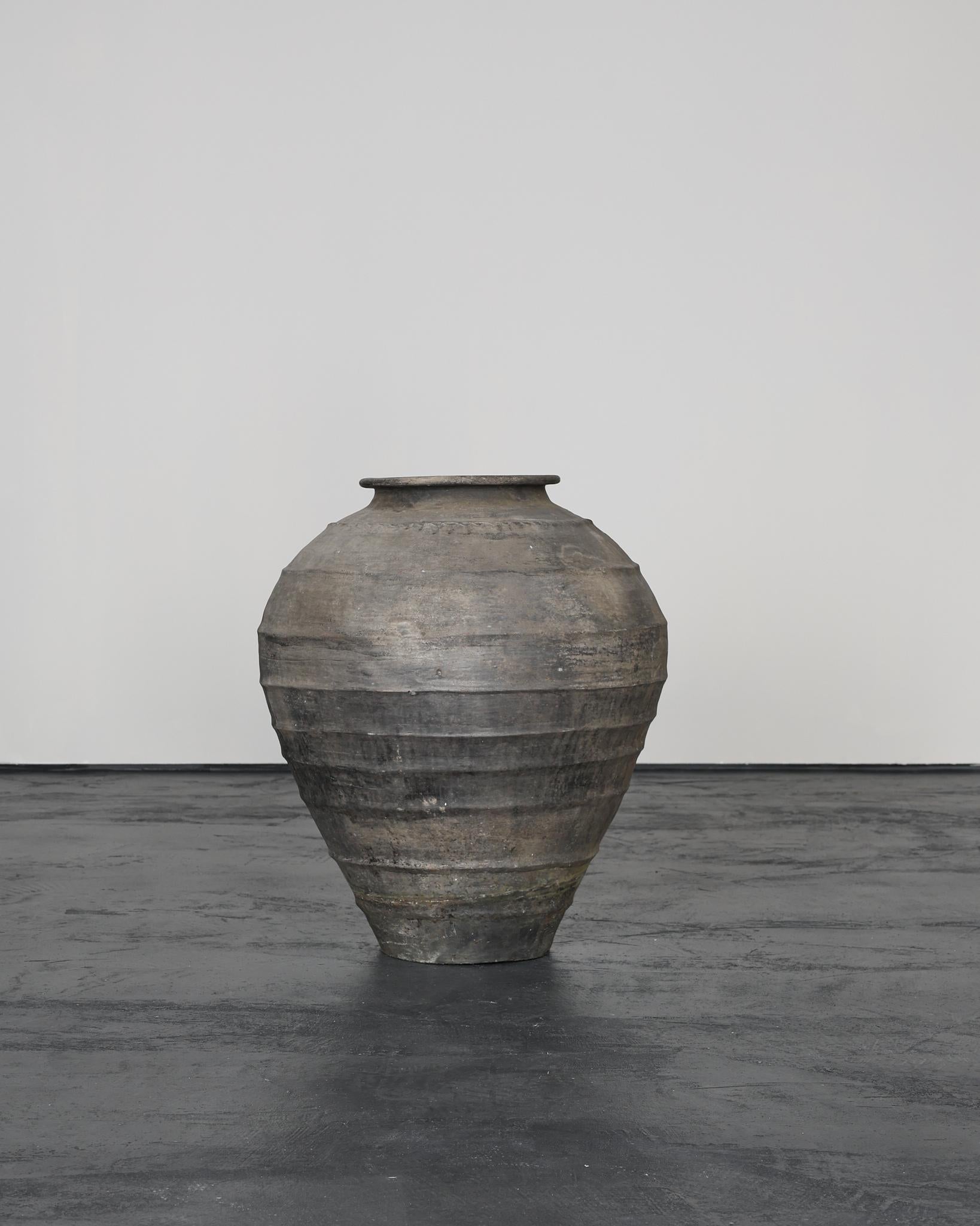 Un grande vaso in terracotta nera della fine del XVIII secolo proveniente dalla regione di Trás-os-Montes, nel nord-est del Portogallo.

Originariamente veniva utilizzato per conservare l'olio o il vino.

Fortemente patinato con struttura