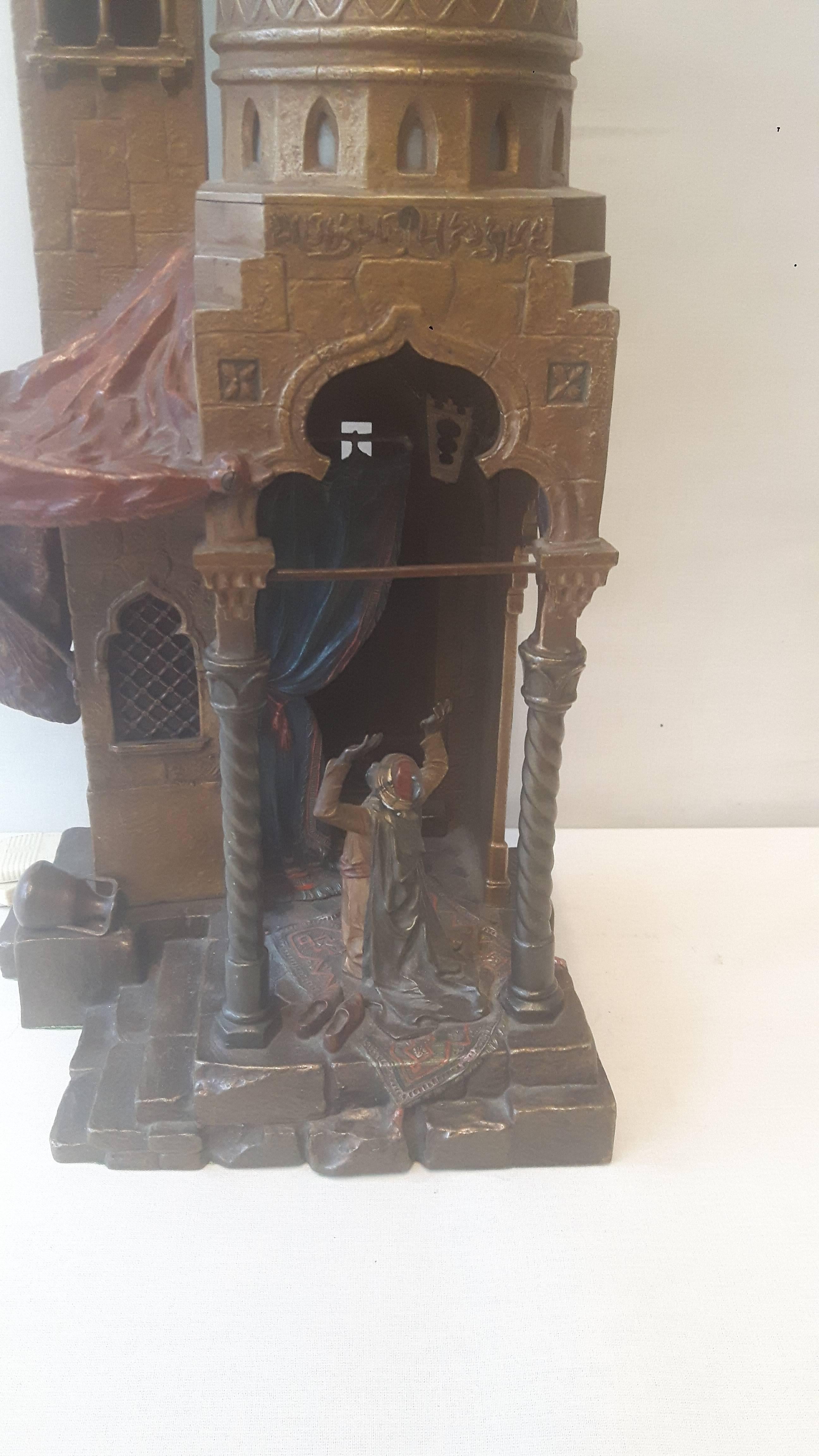 Gran lámpara de sobremesa de bronce pintado en frío con forma de mezquita, obra de Franz Bergman, con un hombre arrodillado rezando bajo una cúpula, firmada con B.
