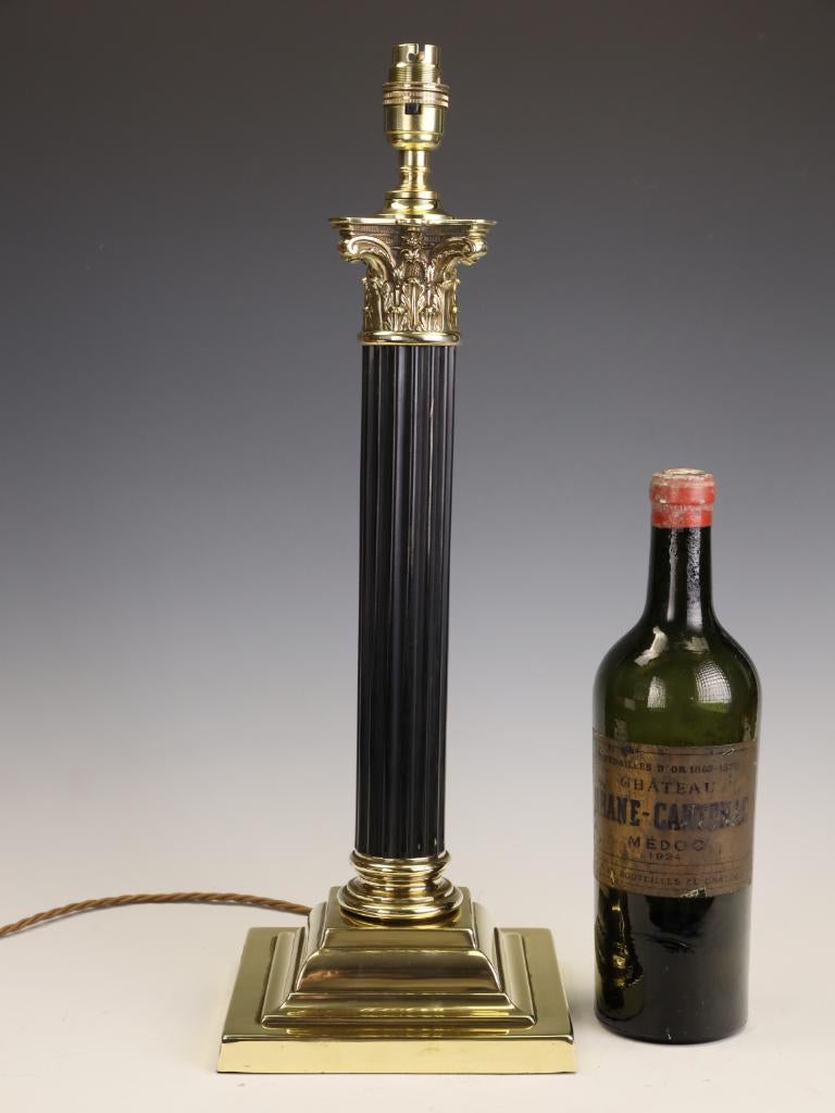 A Large Late 19th Century British Corinthian Column Table Lamp In Good Condition For Sale In Lincoln, GB