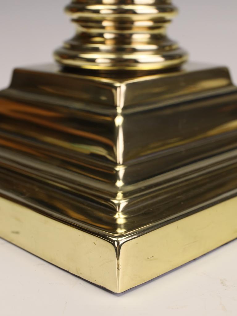 A Large Late 19th Century British Corinthian Column Table Lamp For Sale 5