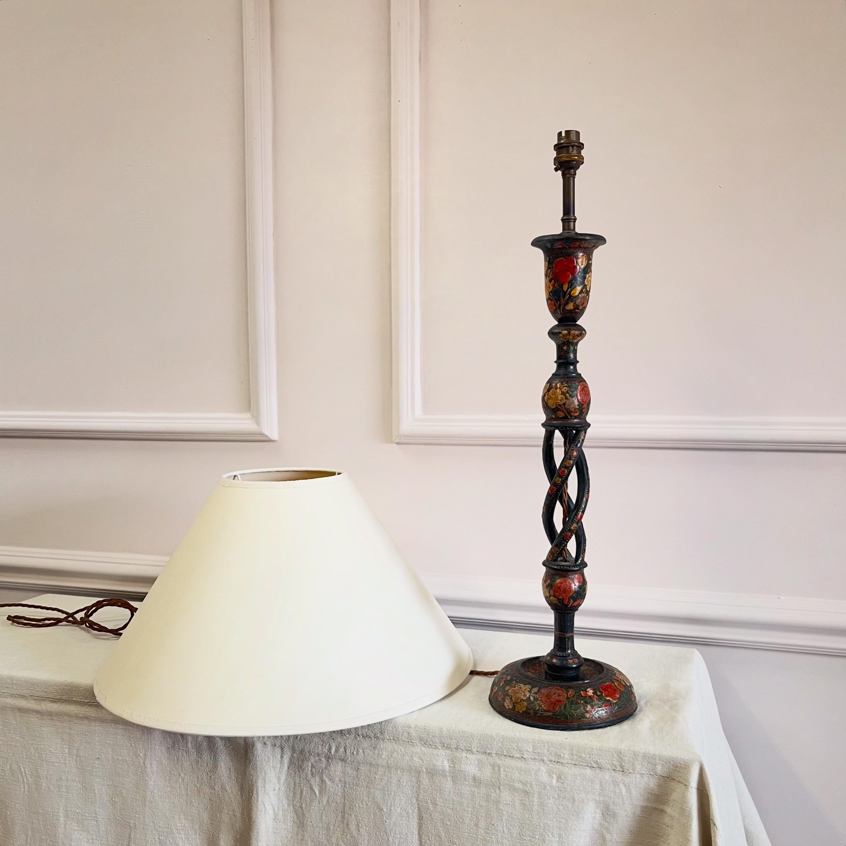 Rare lampe de table haute en laque du Cachemire décorée en polychromie avec des gerbes de fleurs, avec une colonne torsadée ouverte sur une base circulaire.

Indien, Fin du XIXe siècle

H62 x L 16 cm