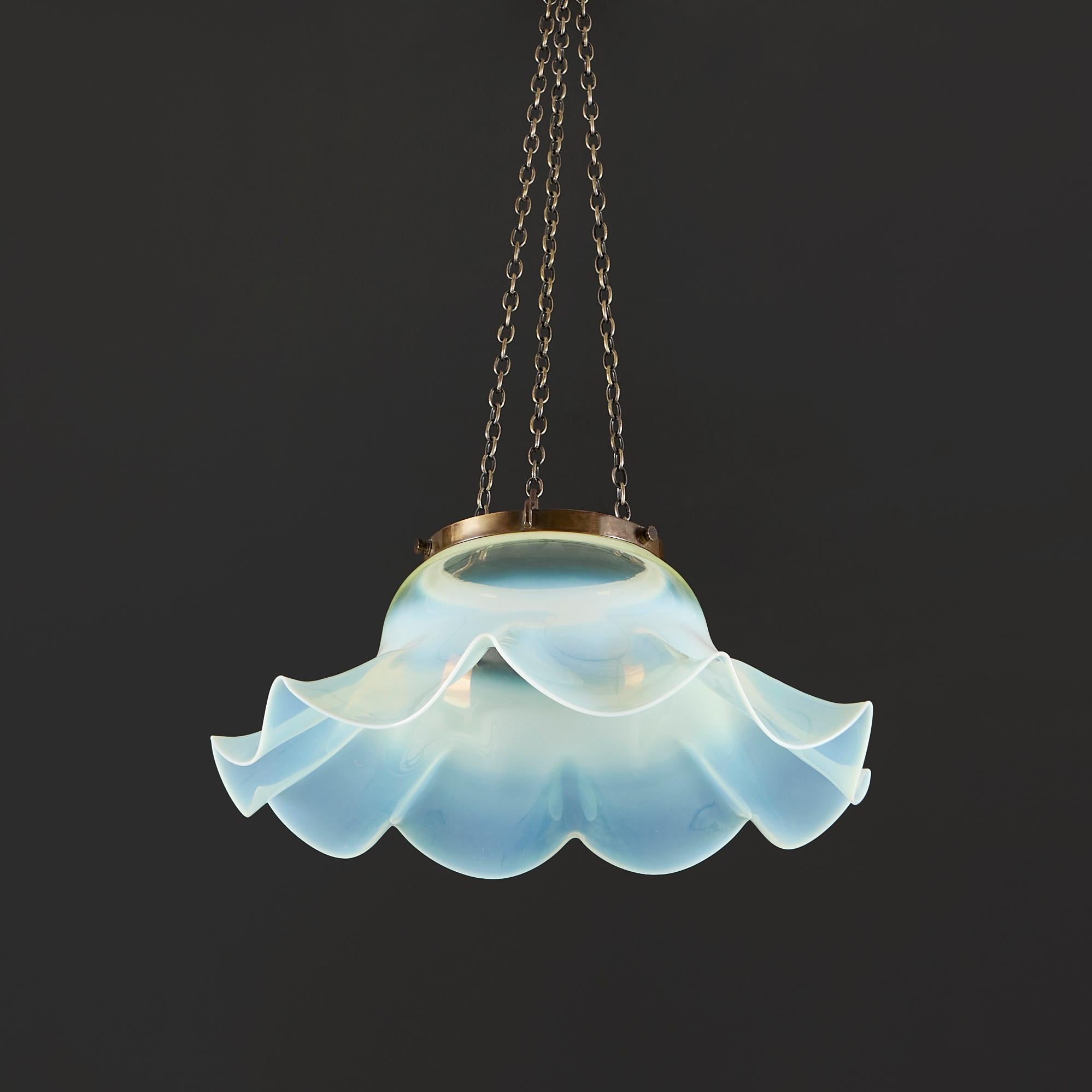 Una lampada a sospensione della fine del XIX secolo di dimensioni insolitamente grandi, con margini a onda, montata con accessori in ottone.