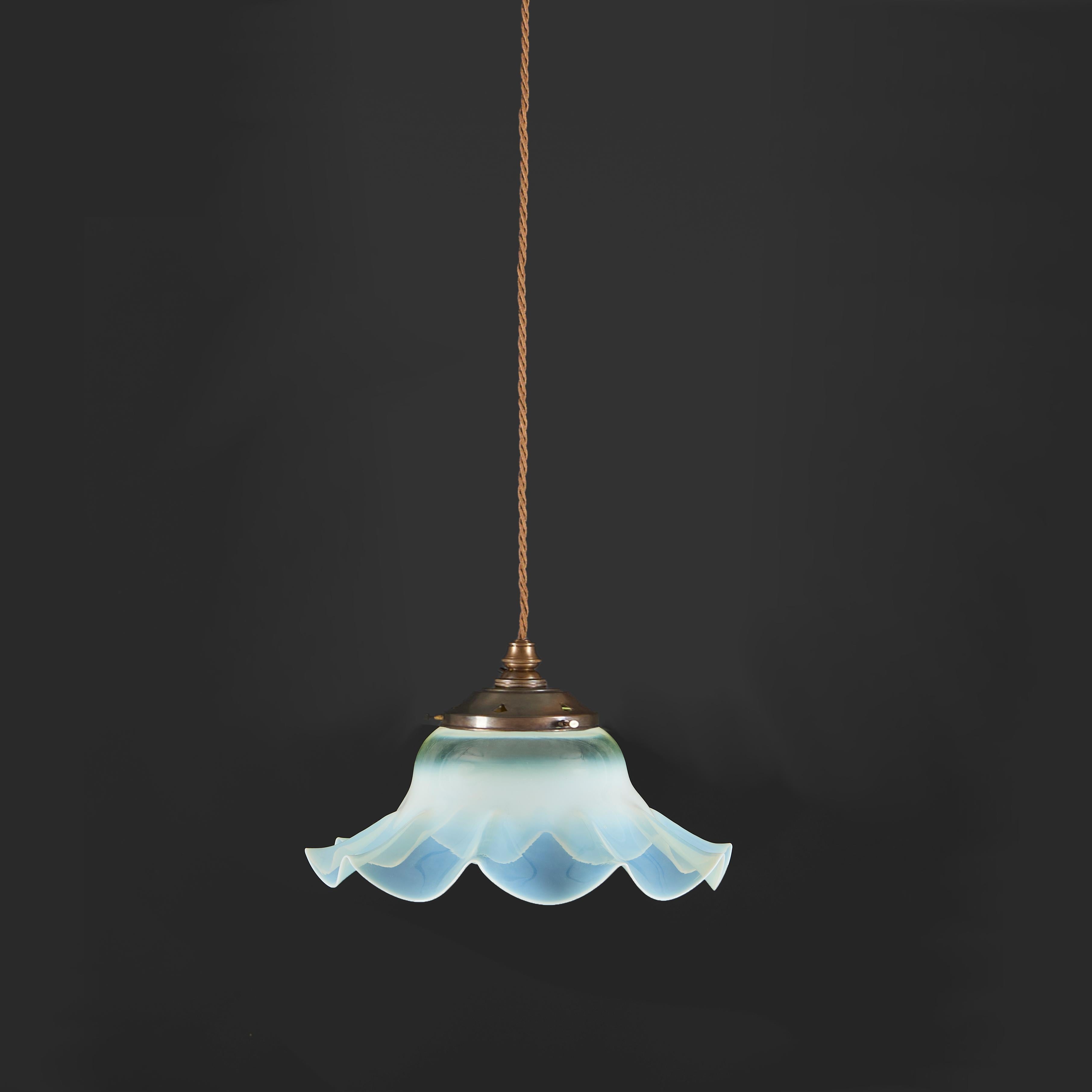 Una lampada a sospensione della fine del XIX secolo di dimensioni insolitamente grandi, con margini a onda, montata con accessori in ottone.