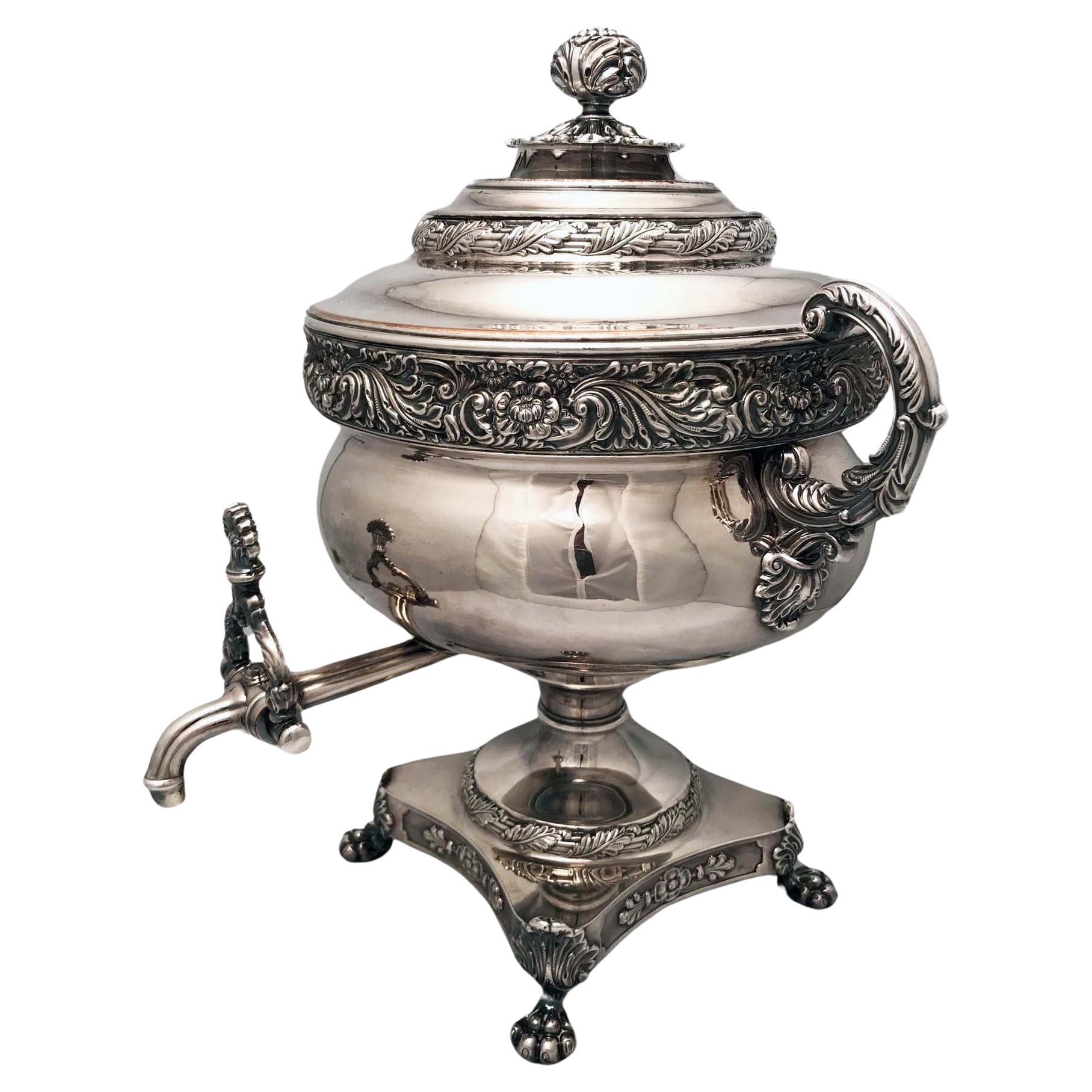 Un gran Sheffield del periodo de la Regencia tardía  Urna de té en venta