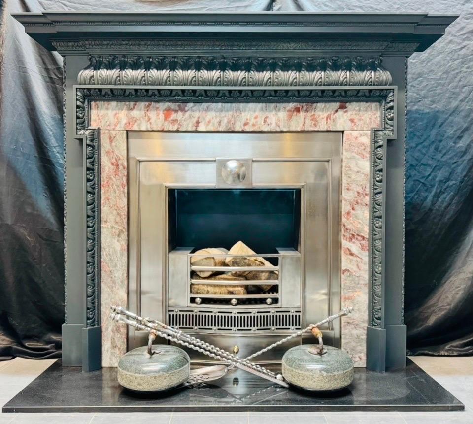 Gran chimenea victoriana de pino de estilo georgiano. en venta 7