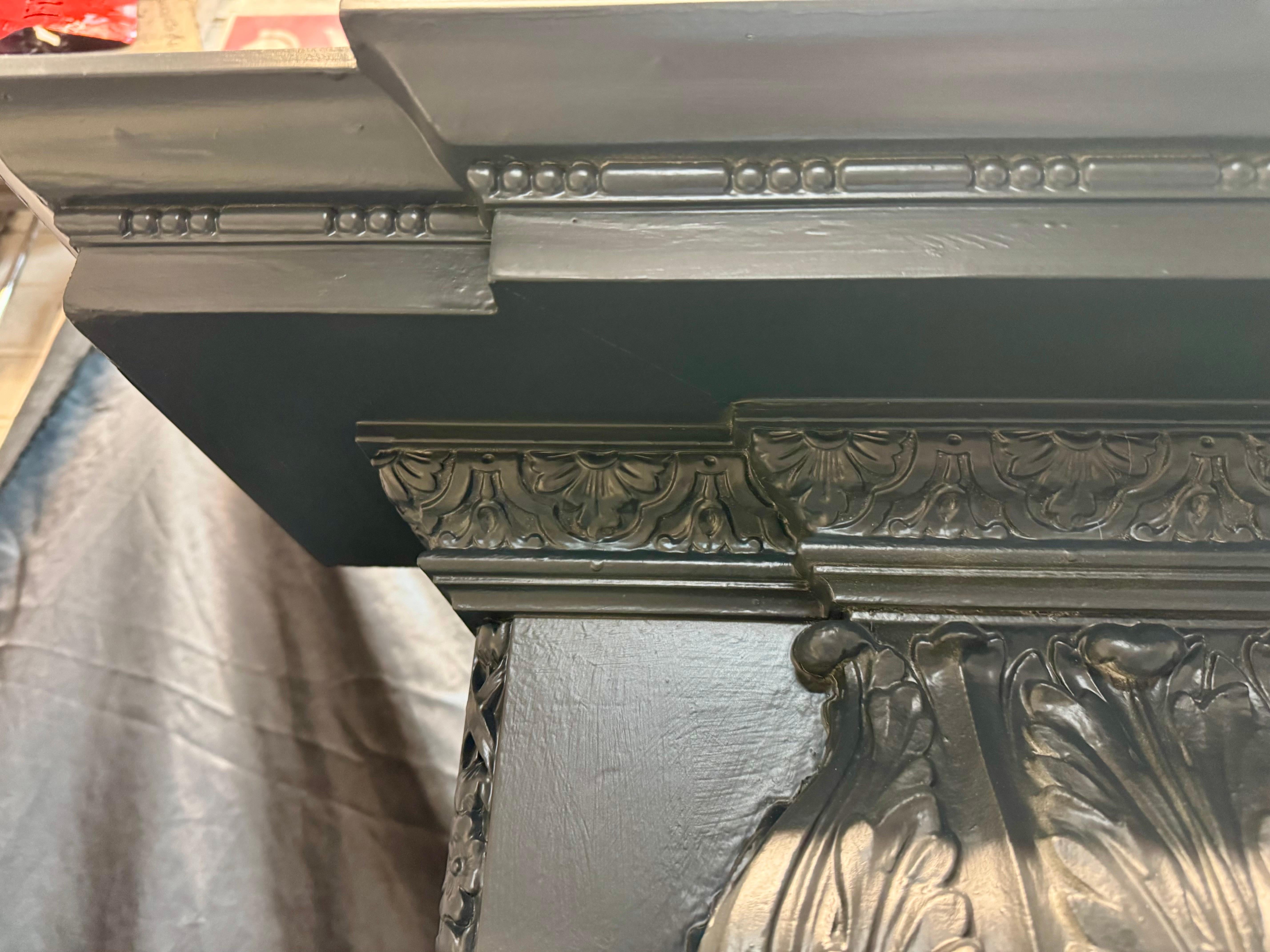 Gran chimenea victoriana de pino de estilo georgiano. Pino en venta