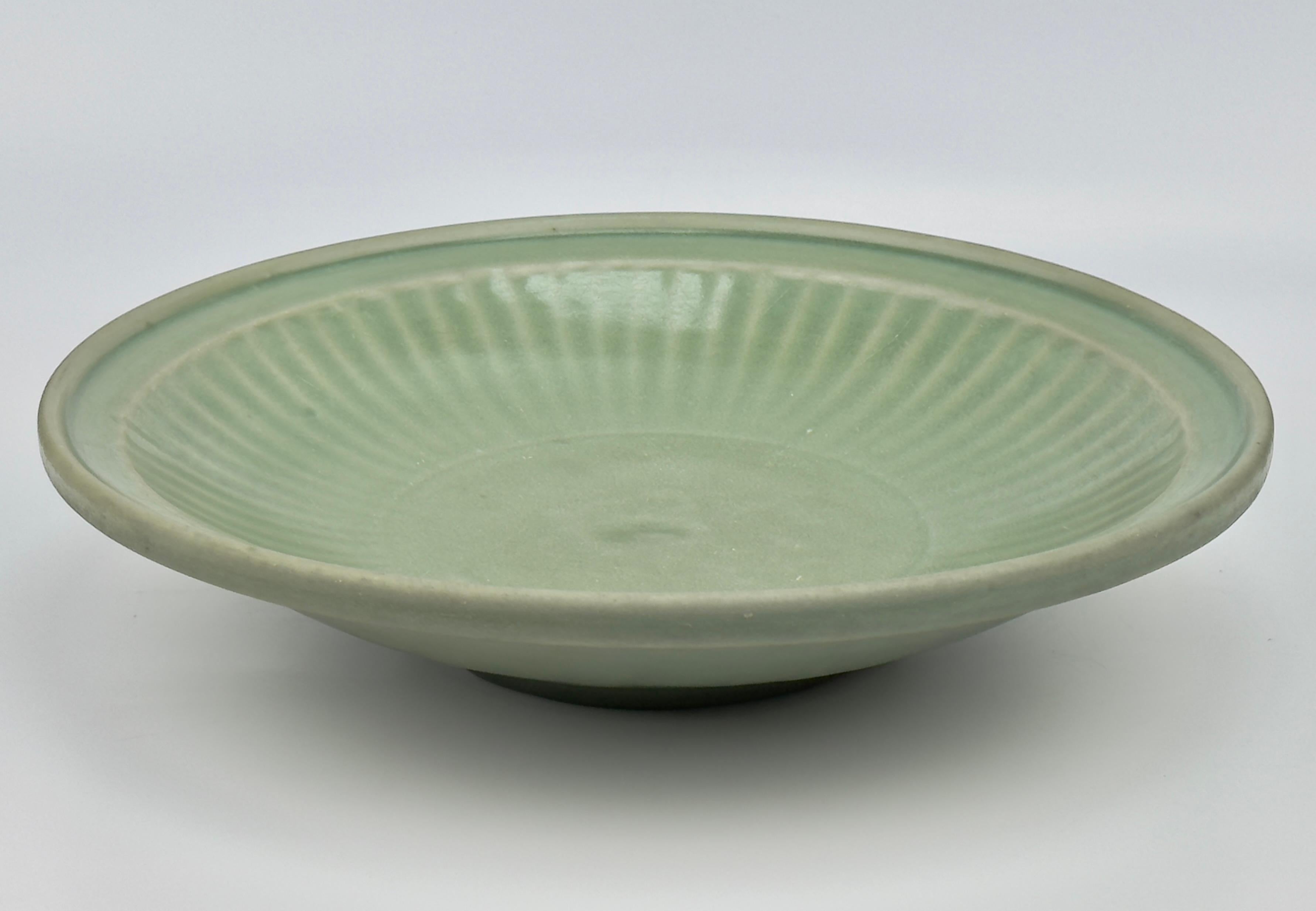 Grande piatto in celadon 'Longquan', dinastia Ming, XV secolo in vendita 6