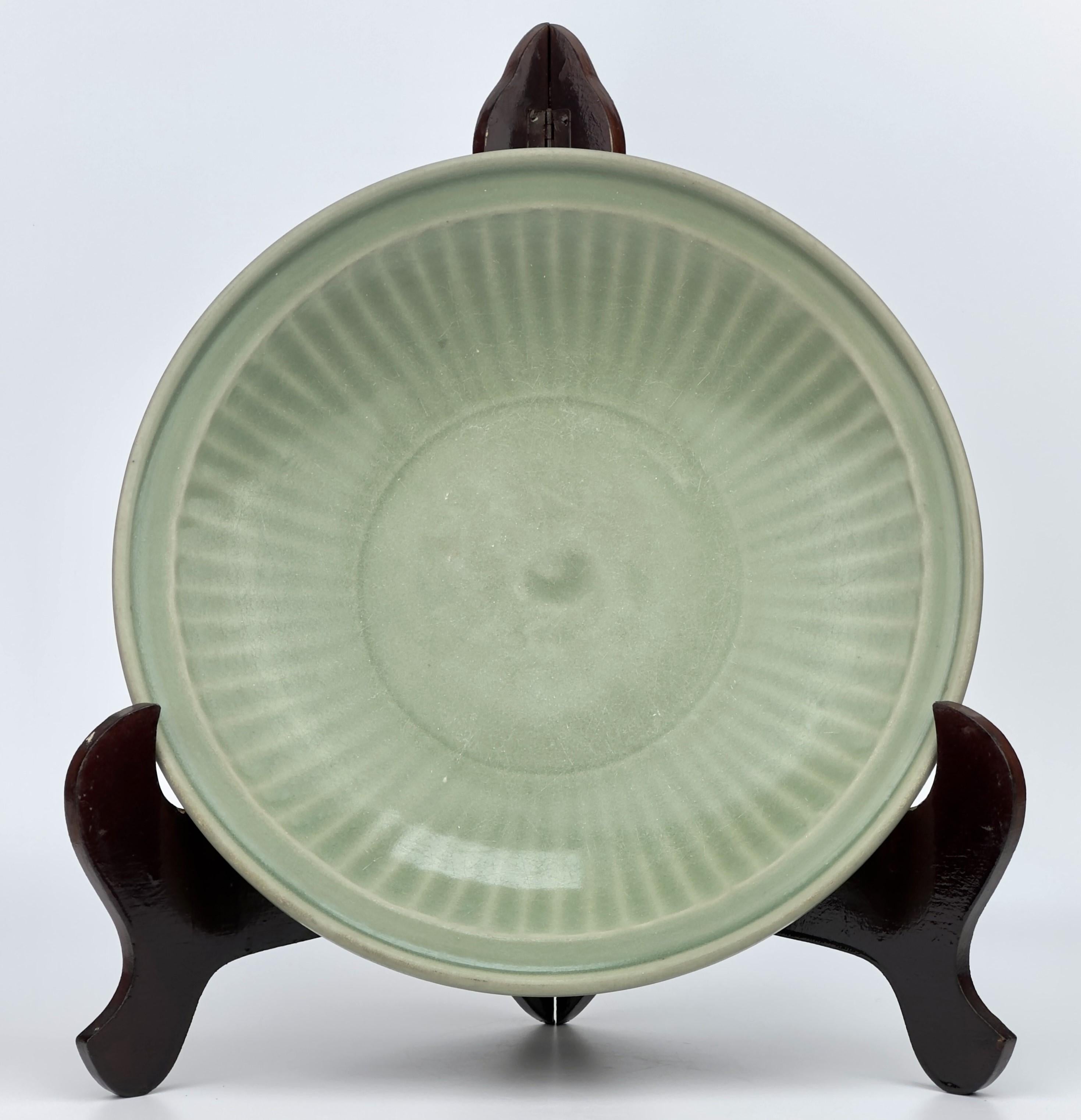 Grande piatto in celadon 'Longquan', dinastia Ming, XV secolo in vendita 7