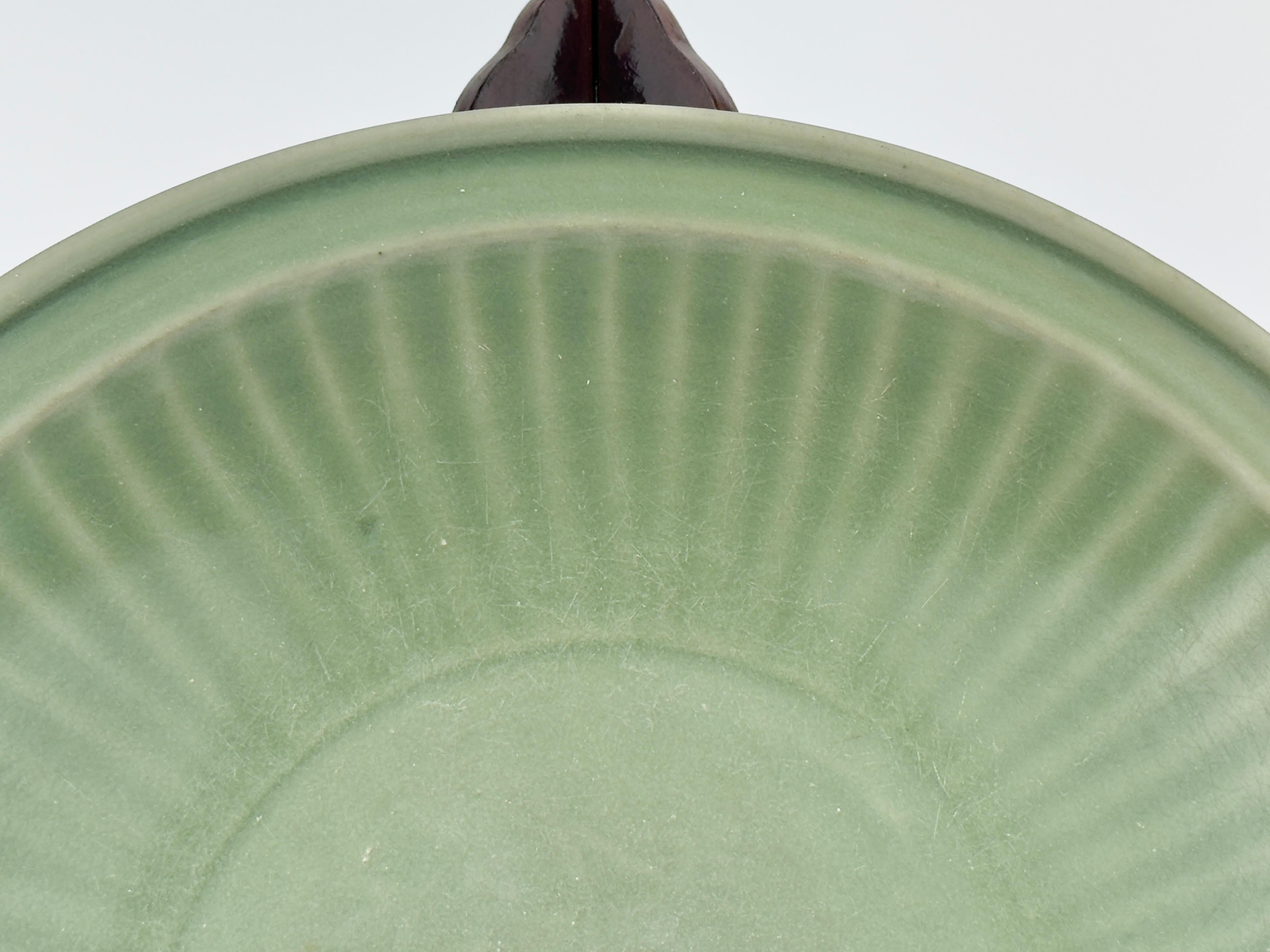 Hong Kong Grande piatto in celadon 'Longquan', dinastia Ming, XV secolo in vendita