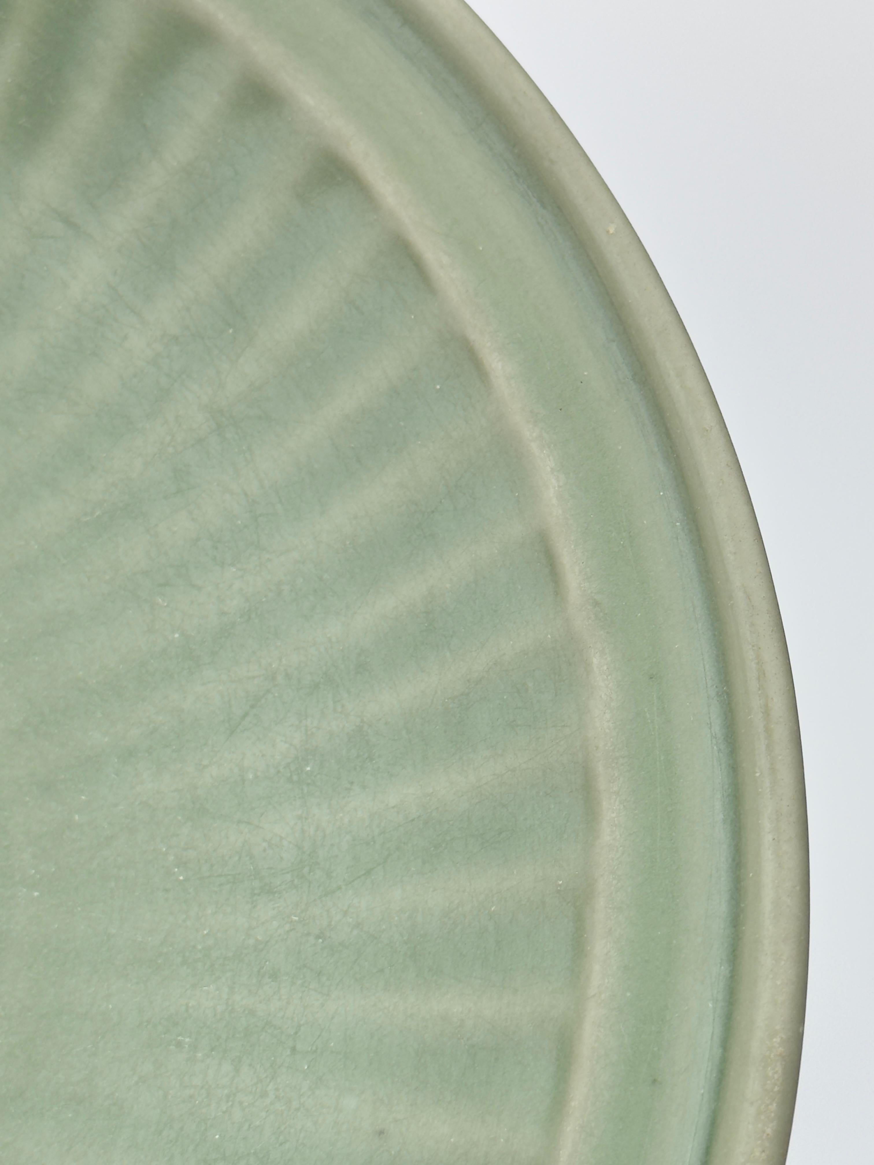 Grande piatto in celadon 'Longquan', dinastia Ming, XV secolo In condizioni buone in vendita a seoul, KR