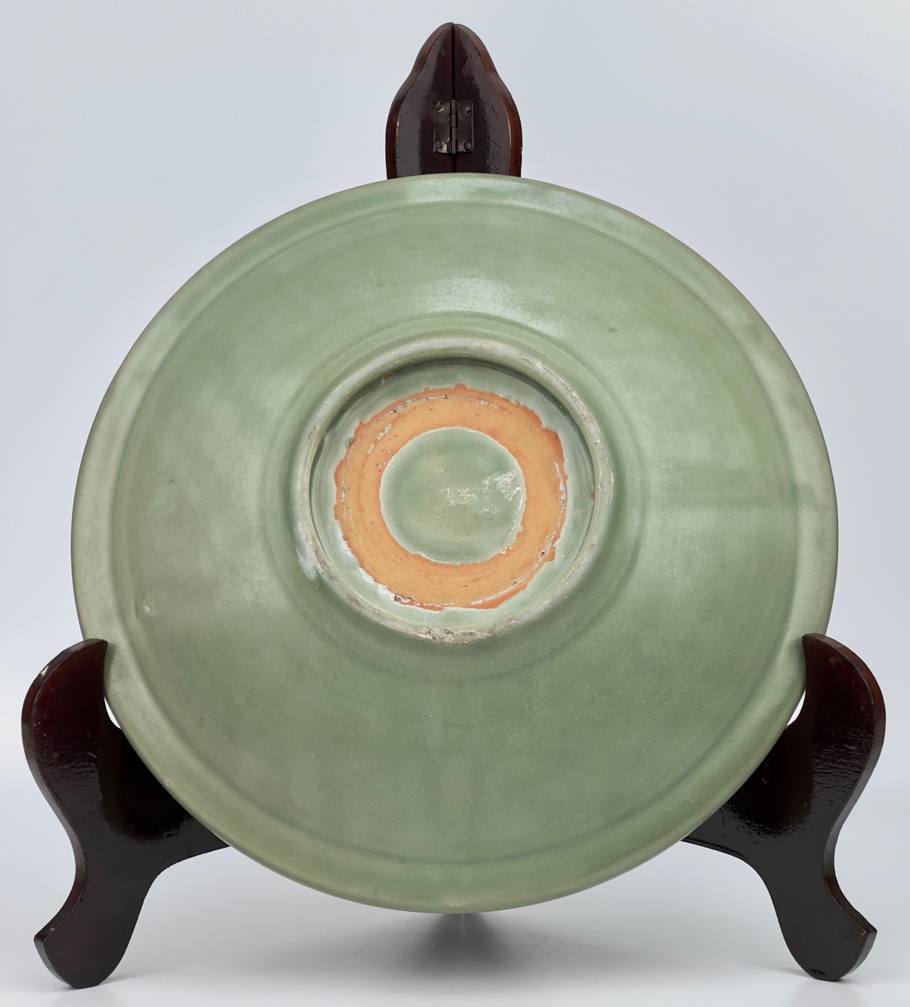 Fino al XVIII secolo Grande piatto in celadon 'Longquan', dinastia Ming, XV secolo in vendita