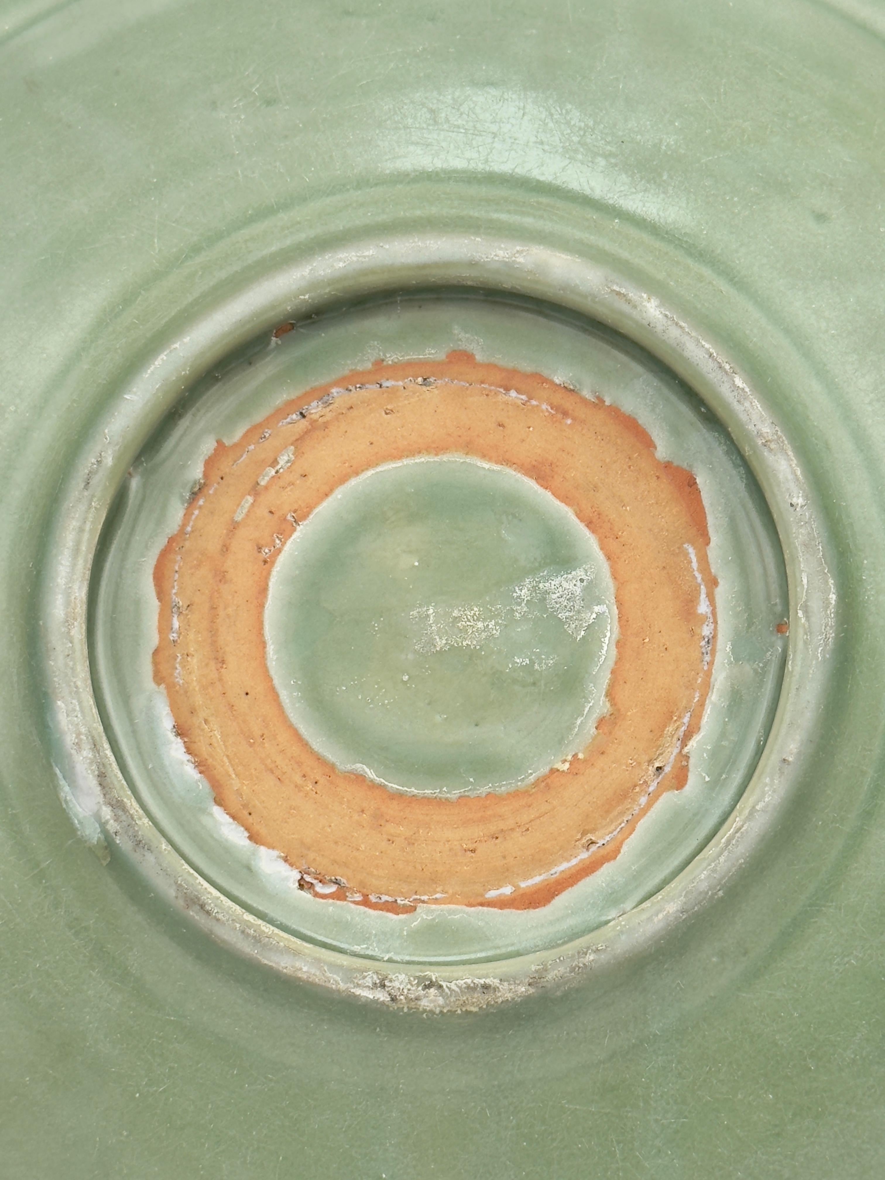 Celadon Grande piatto in celadon 'Longquan', dinastia Ming, XV secolo in vendita