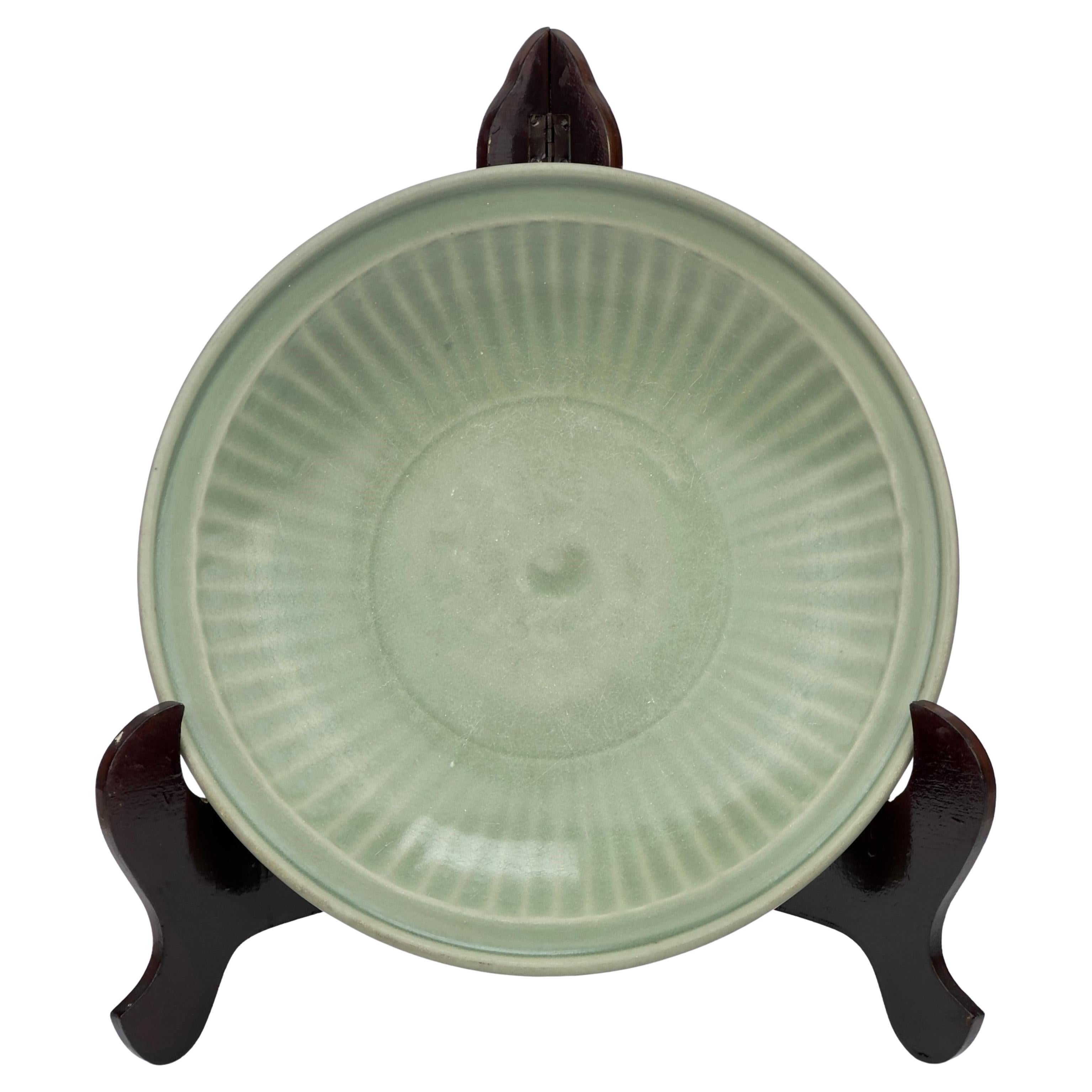Gran plato de celadón "Longquan", dinastía Ming, siglo XV