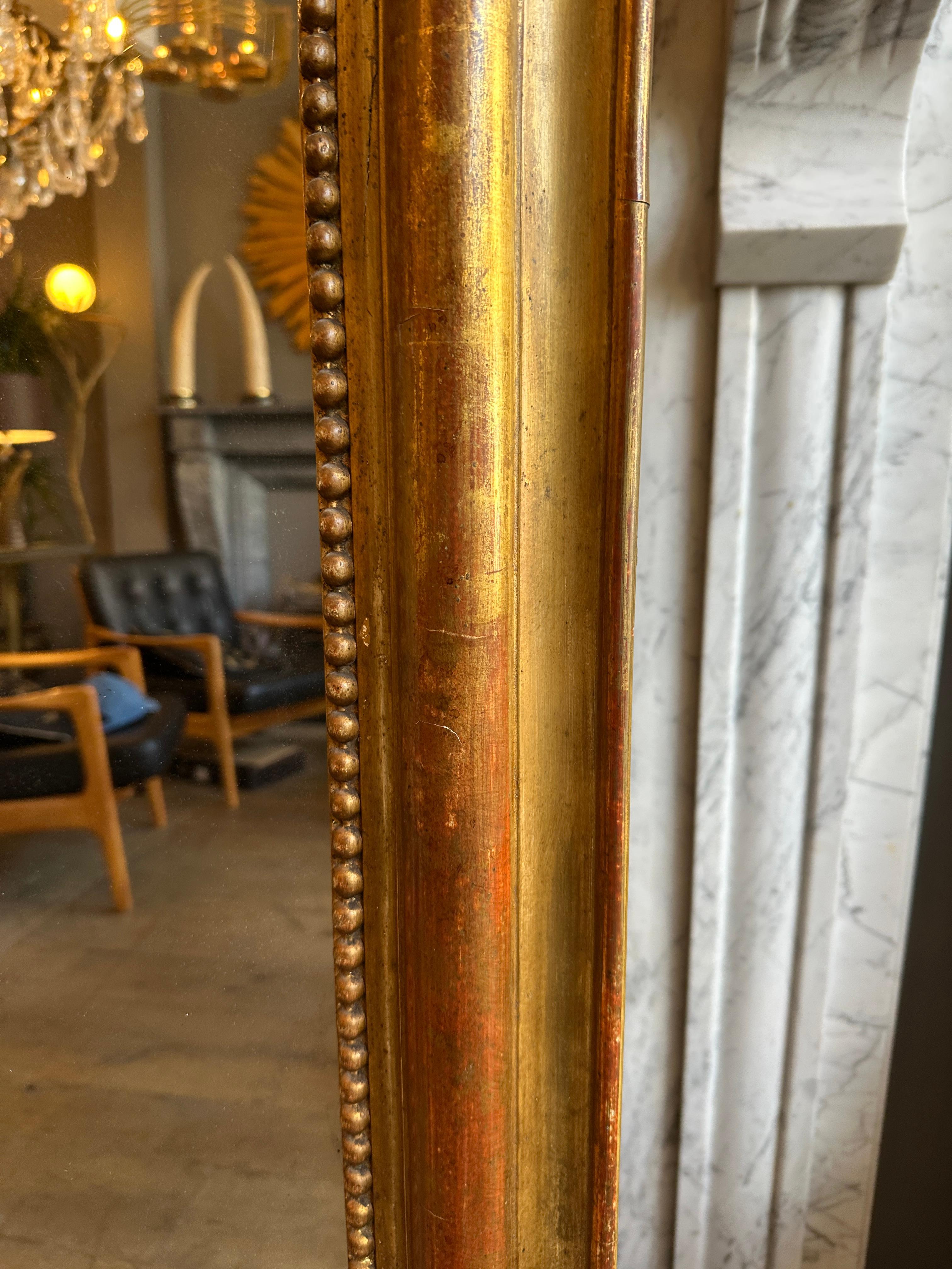 Un grand miroir français ancien Louis Philippe, doré et surmonté de dômes dorés en vente 4