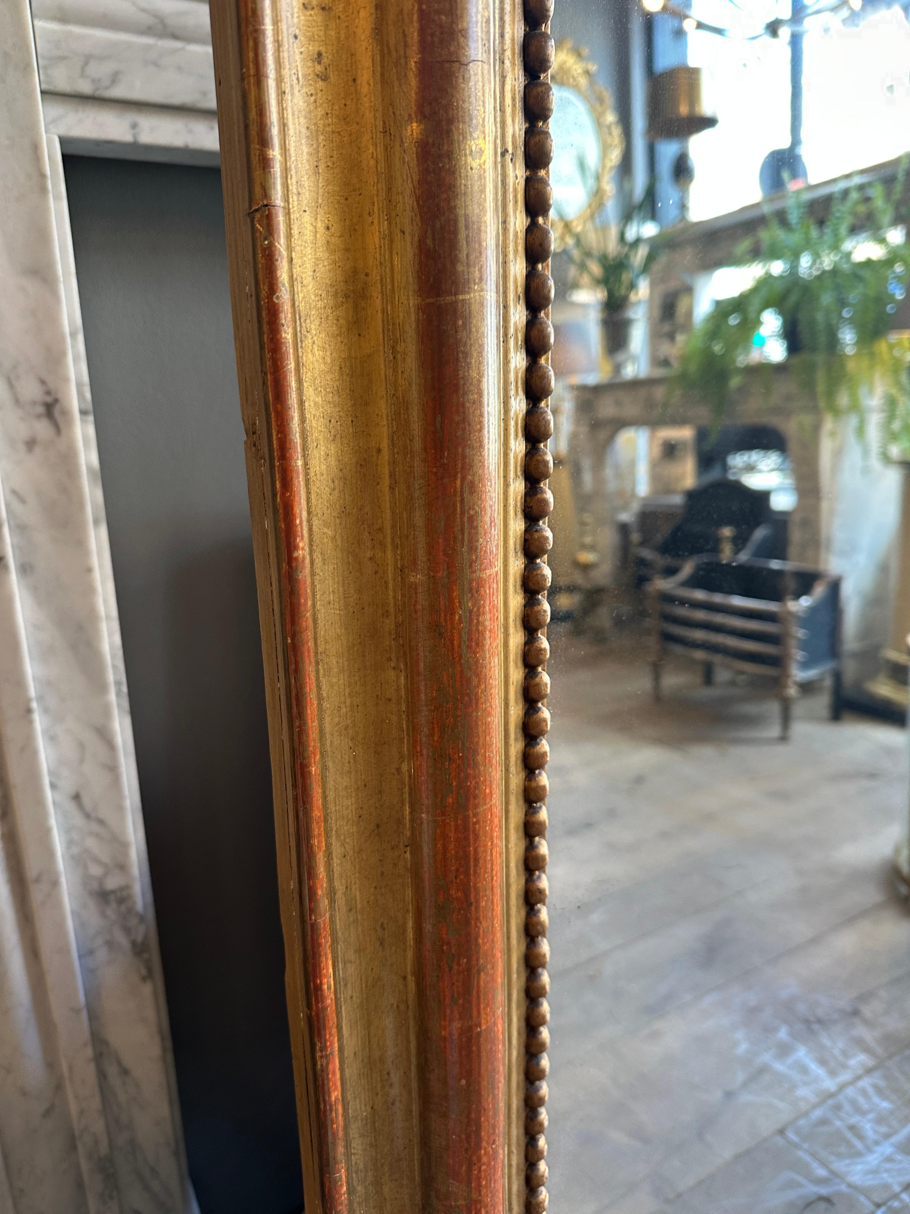 Un grand miroir français ancien Louis Philippe, doré et surmonté de dômes dorés en vente 5