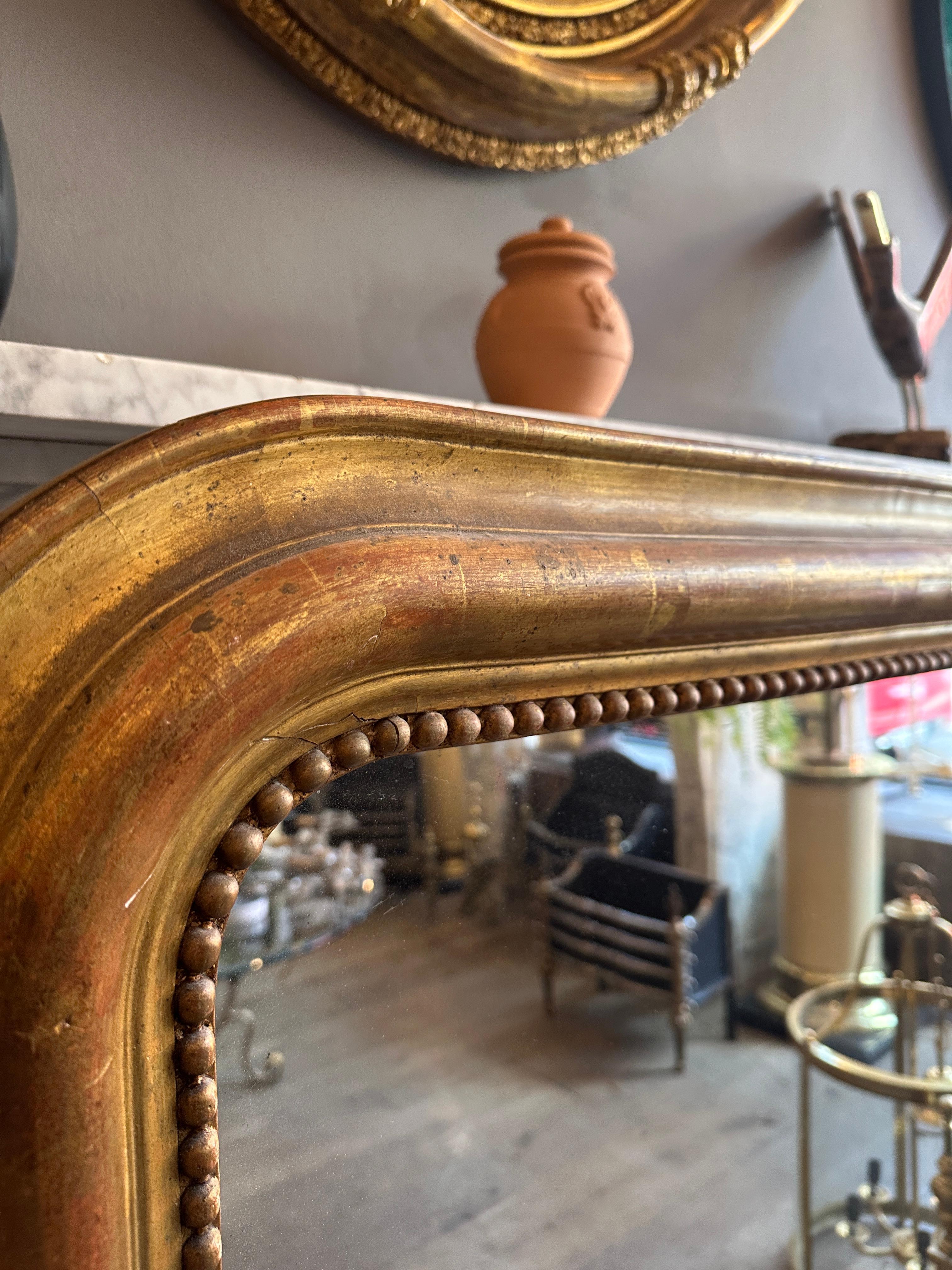 Un grand miroir français ancien Louis Philippe, doré et surmonté de dômes dorés en vente 6