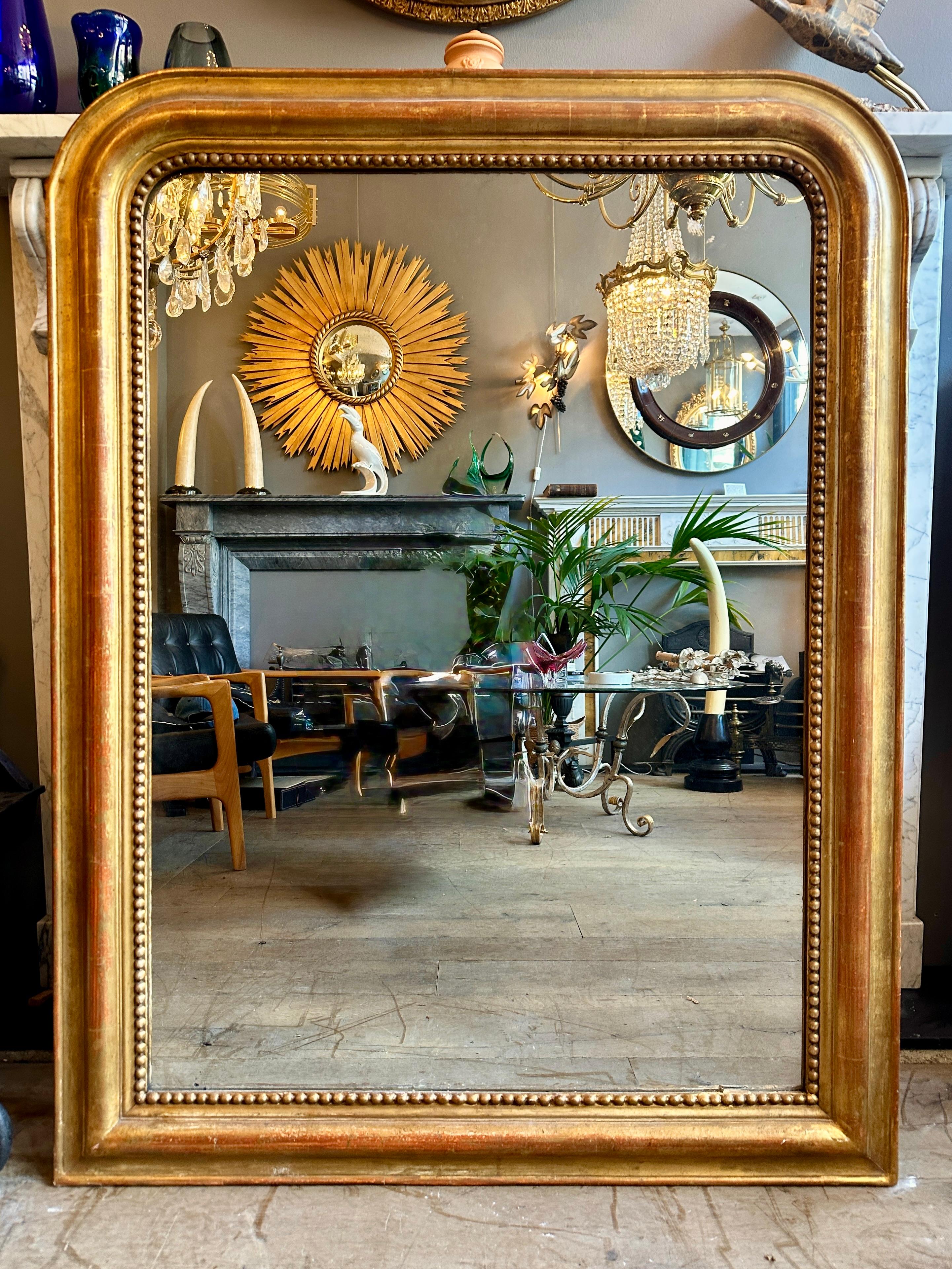 Louis-Philippe Un grand miroir français ancien Louis Philippe, doré et surmonté de dômes dorés en vente