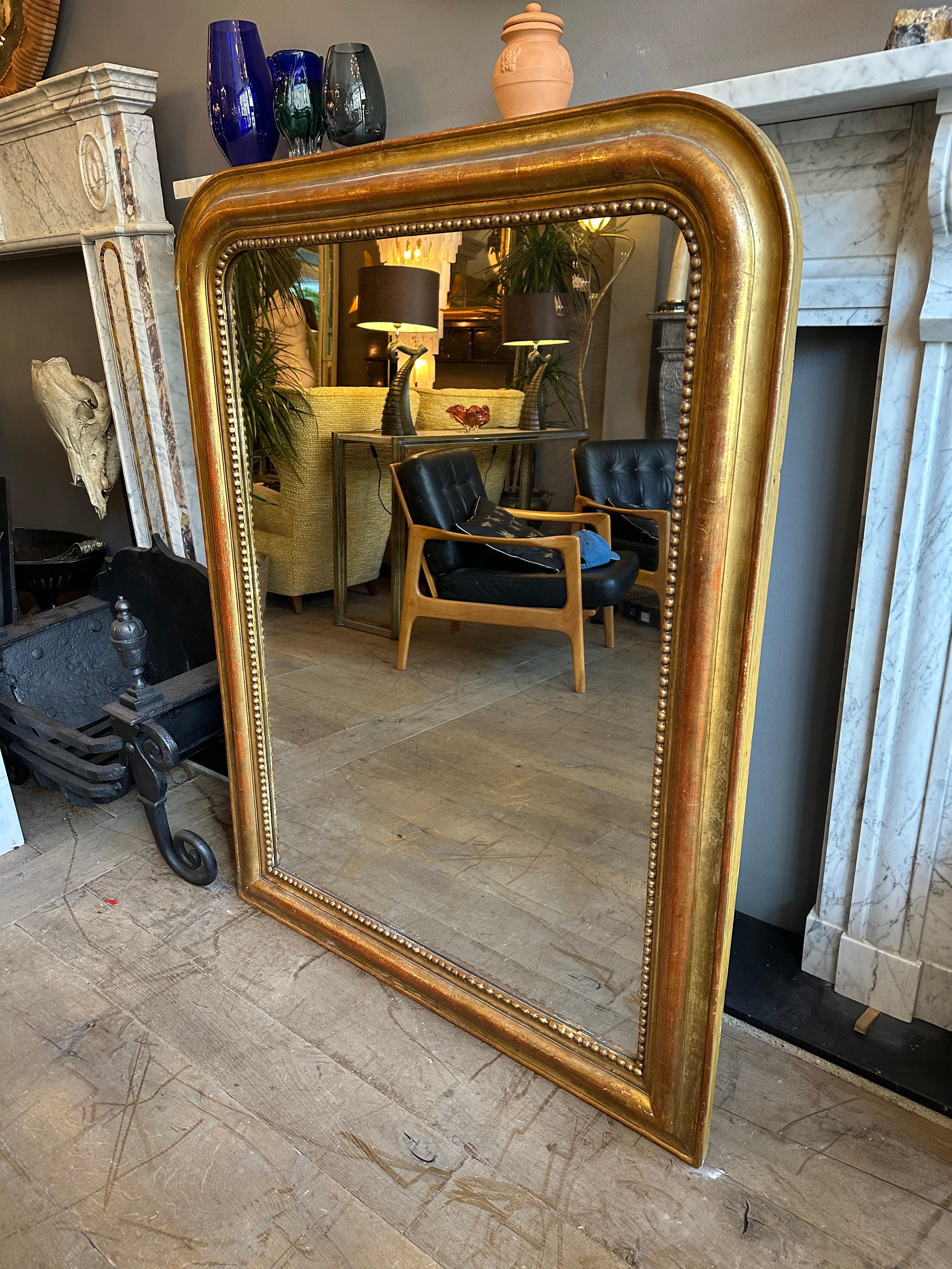 Français Un grand miroir français ancien Louis Philippe, doré et surmonté de dômes dorés en vente